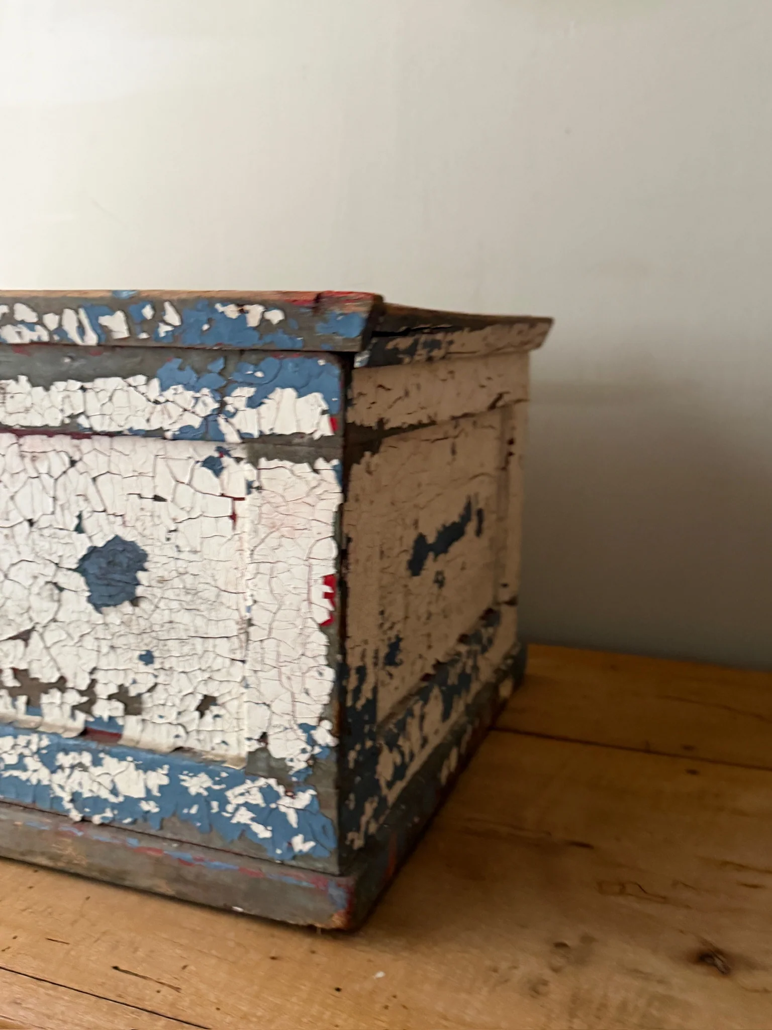 Small painted chest - Image 3