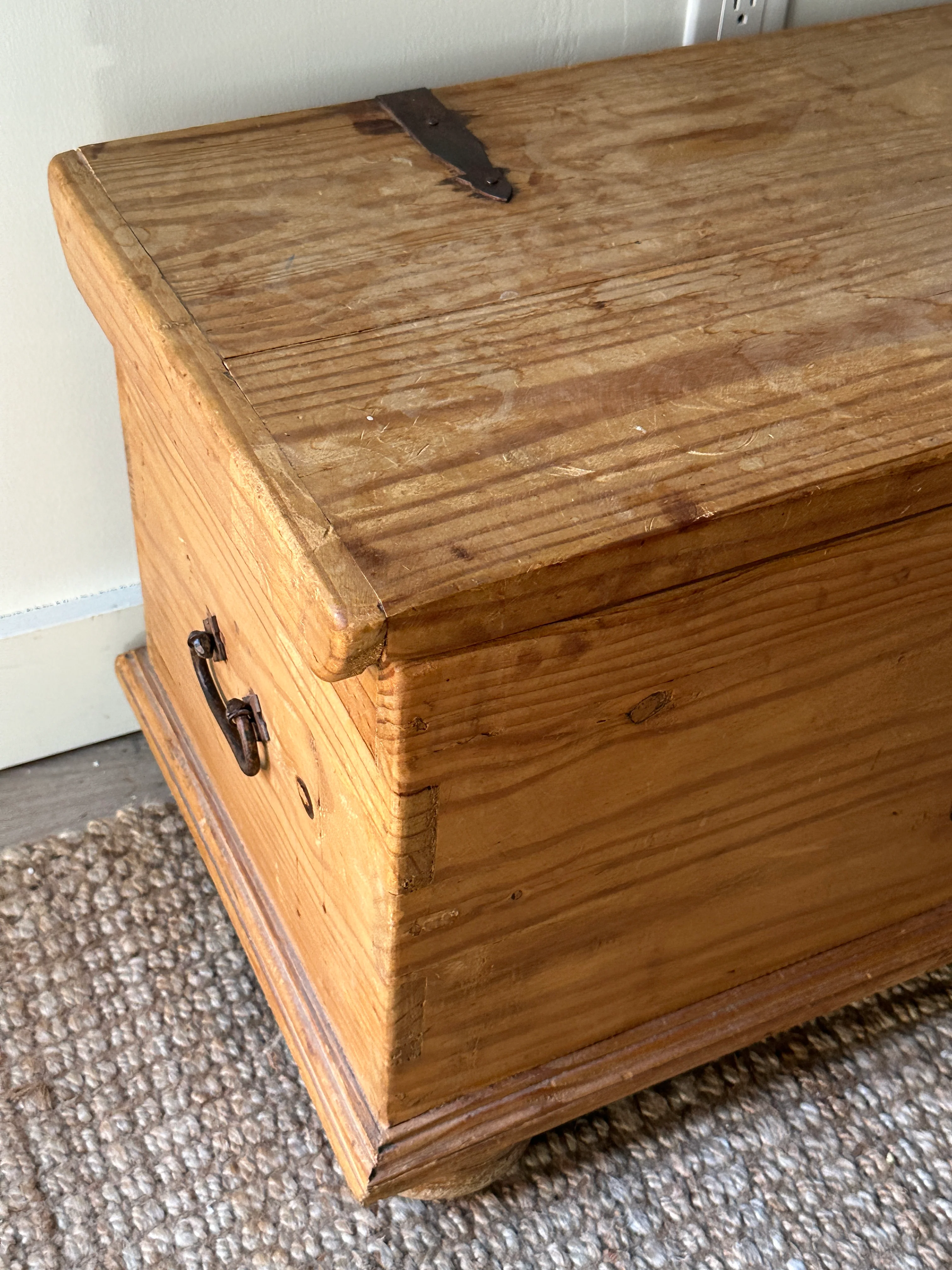 Spanish colonial pine chest - Image 3