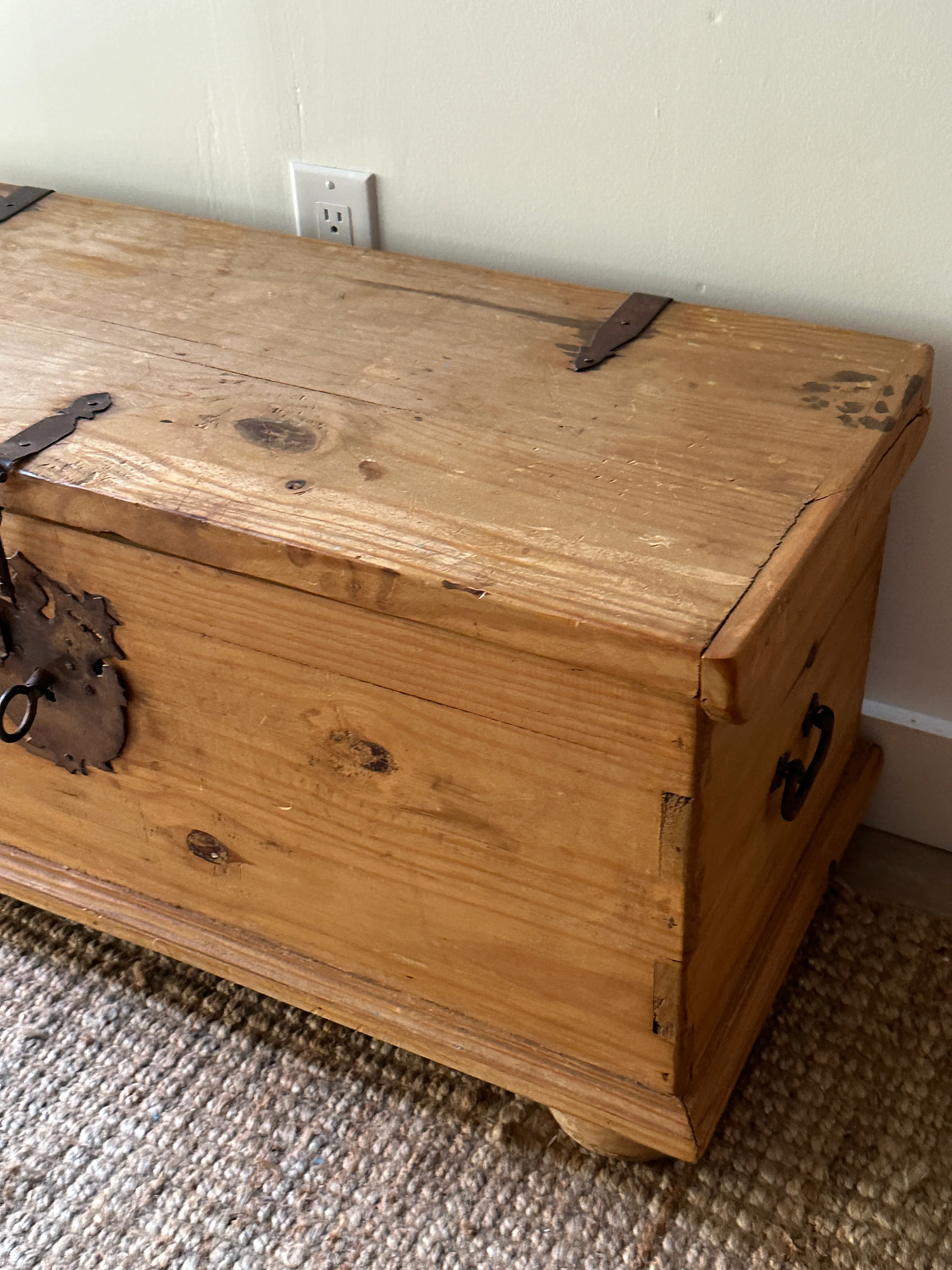 Spanish colonial pine chest - Image 4
