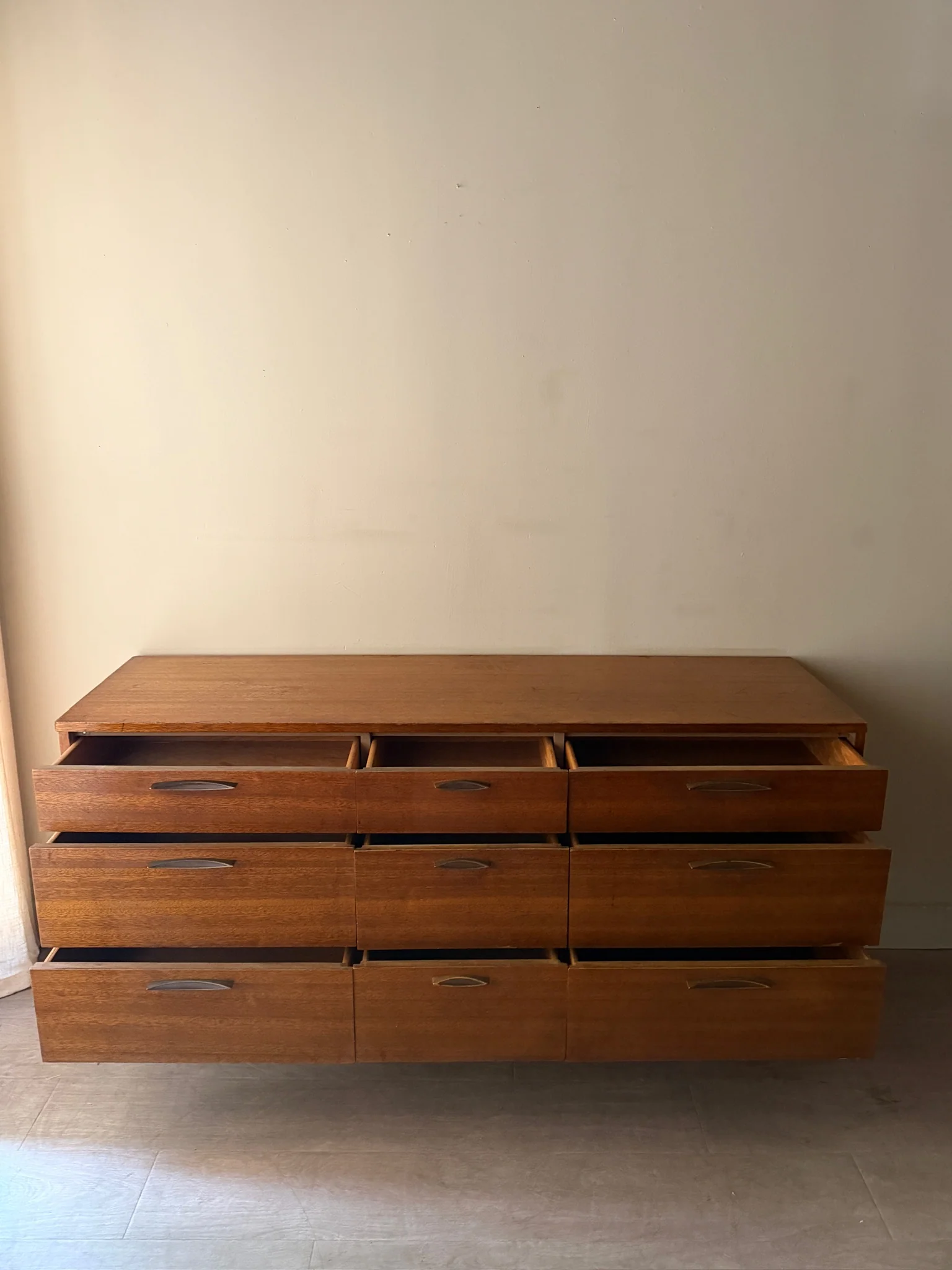 Stanley walnut 9 drawer dresser - Image 5