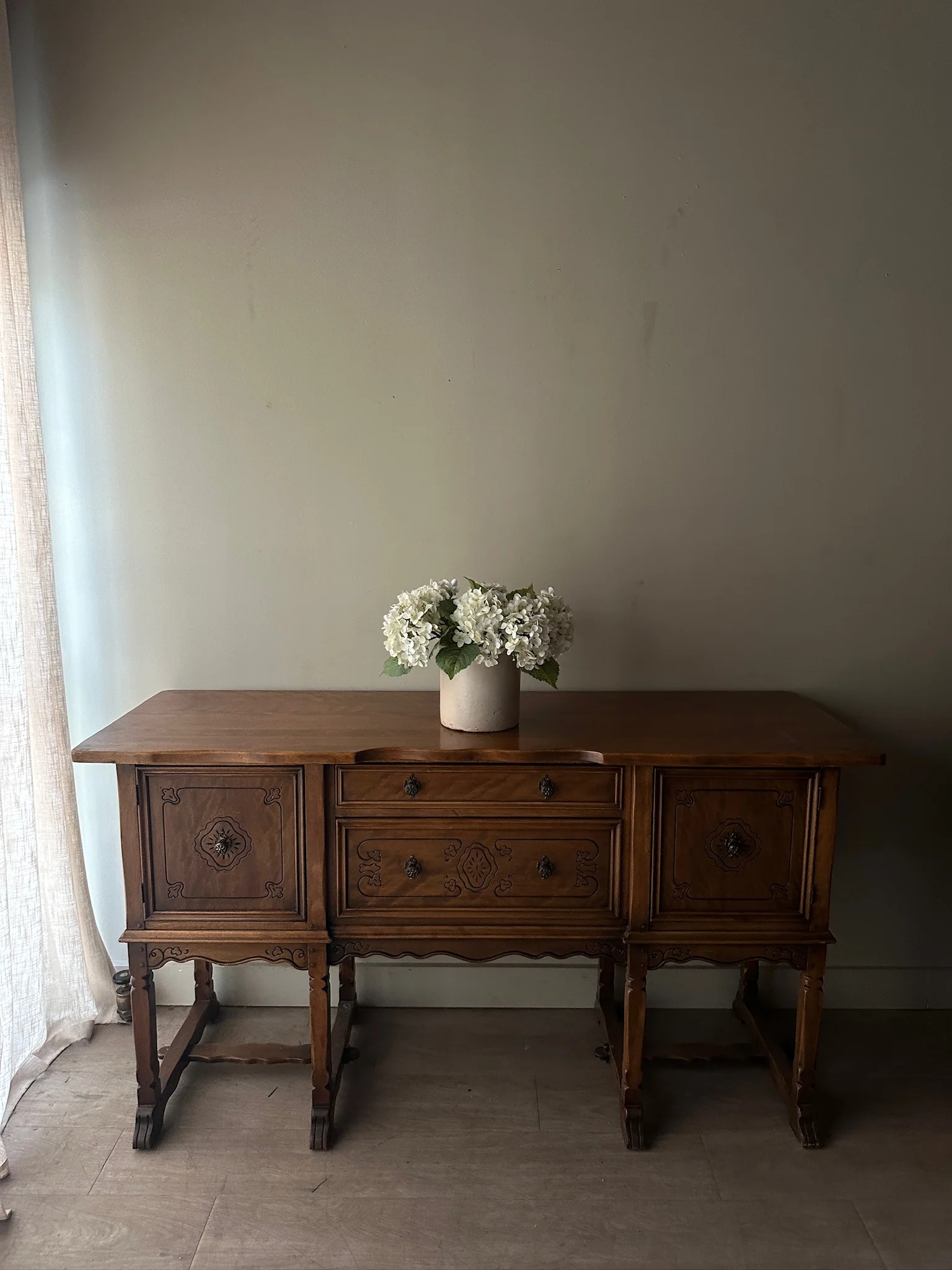 Stickley Quaint pine sideboard - Image 2