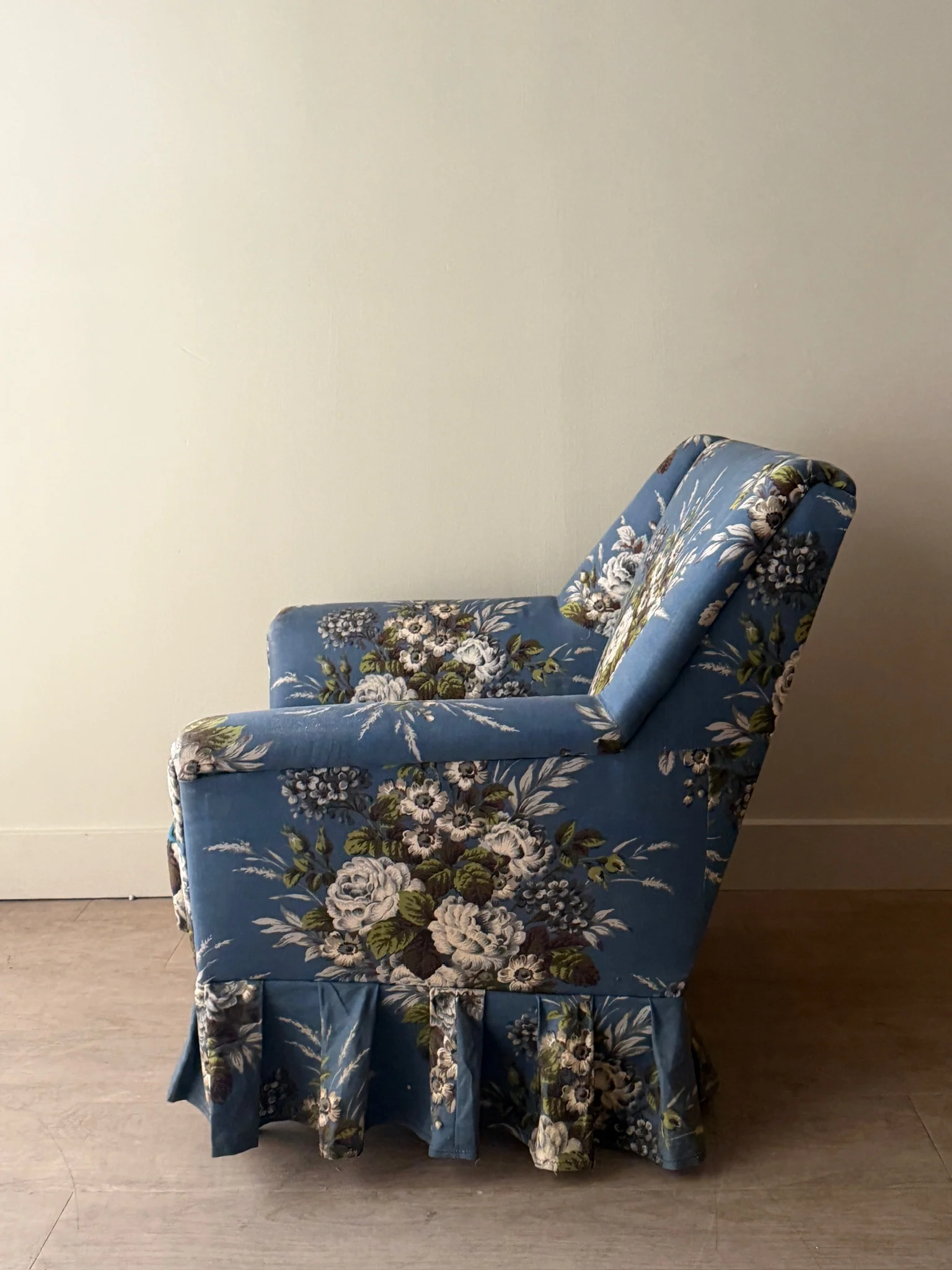 Swedish floral lounge chair - Image 4
