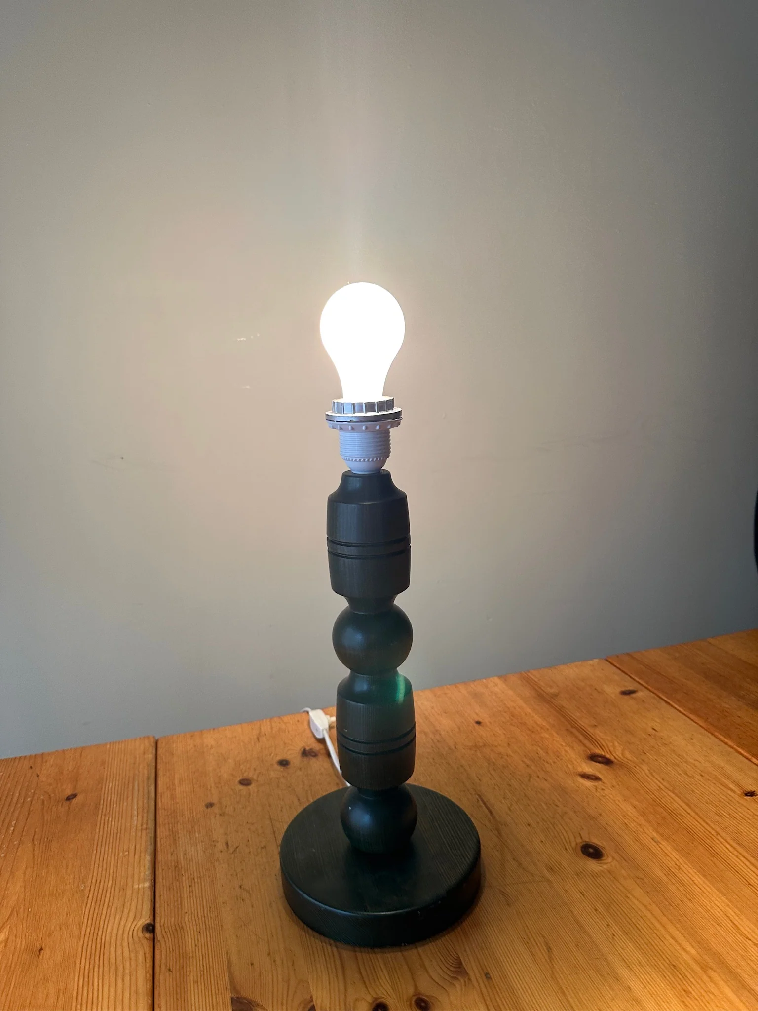Swedish green stained pine table lamp - Image 2