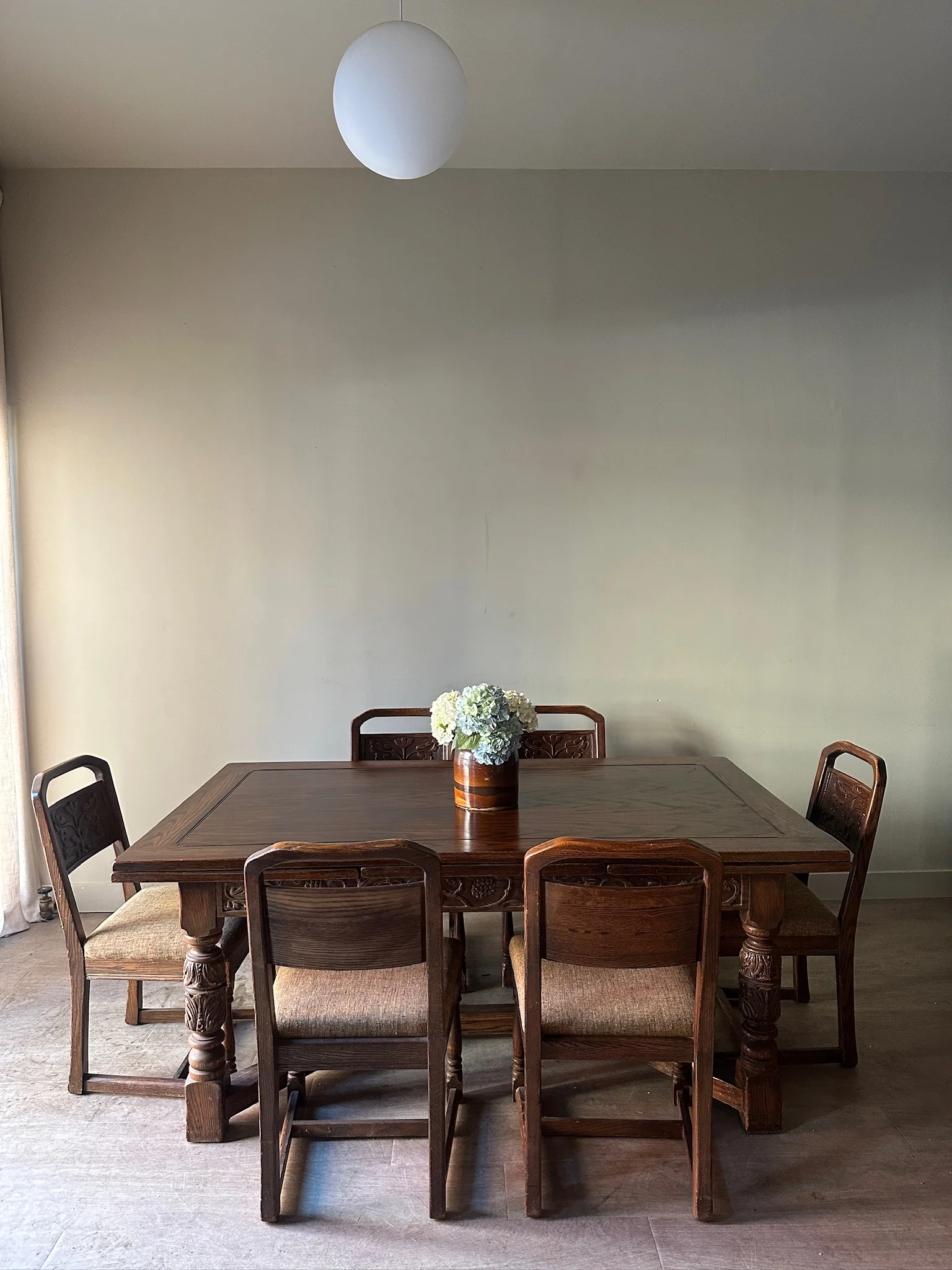 Oak Tudor revival dining table with extensions - Image 4