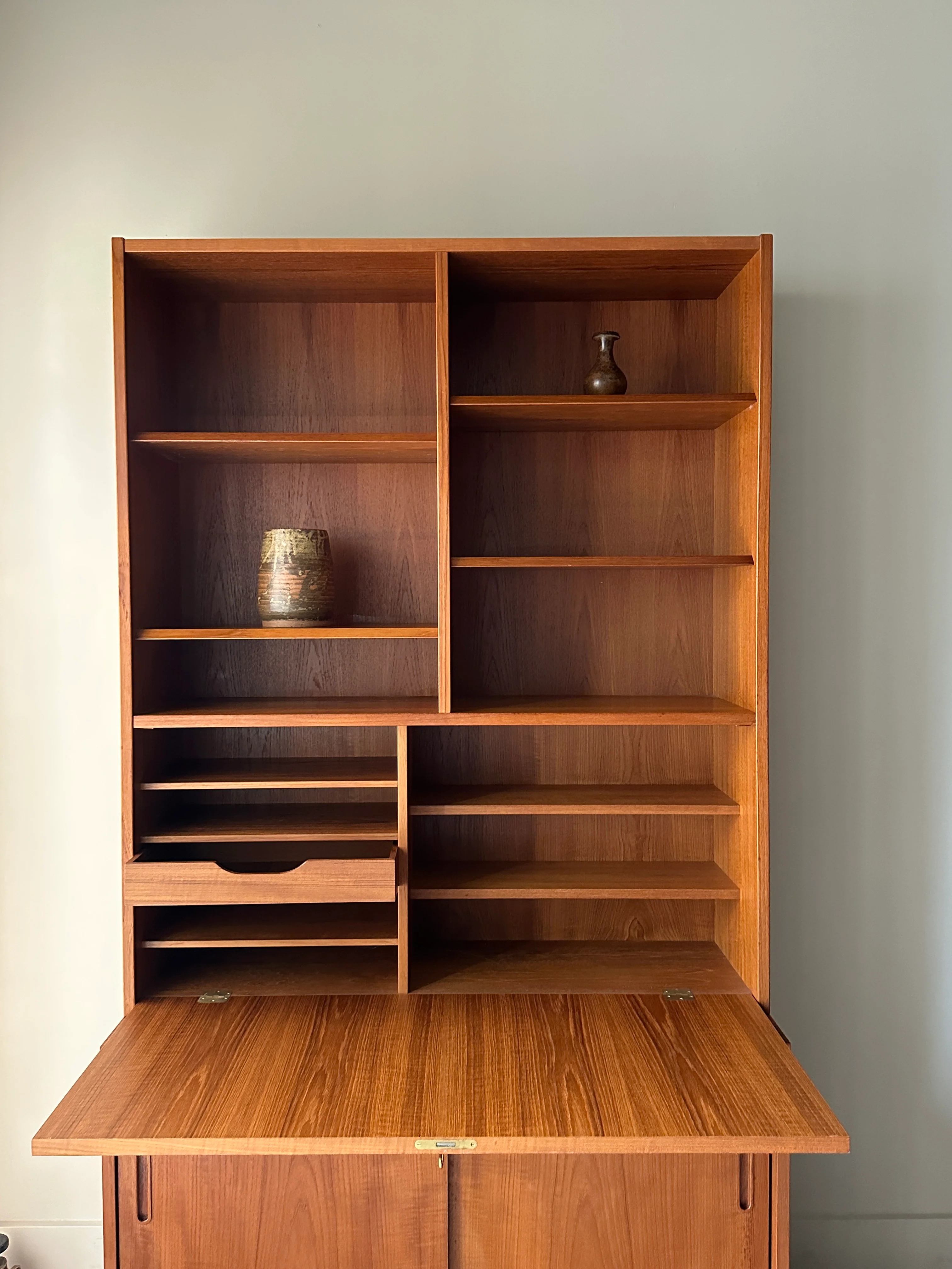 Two piece Danish teak hutch - Image 5