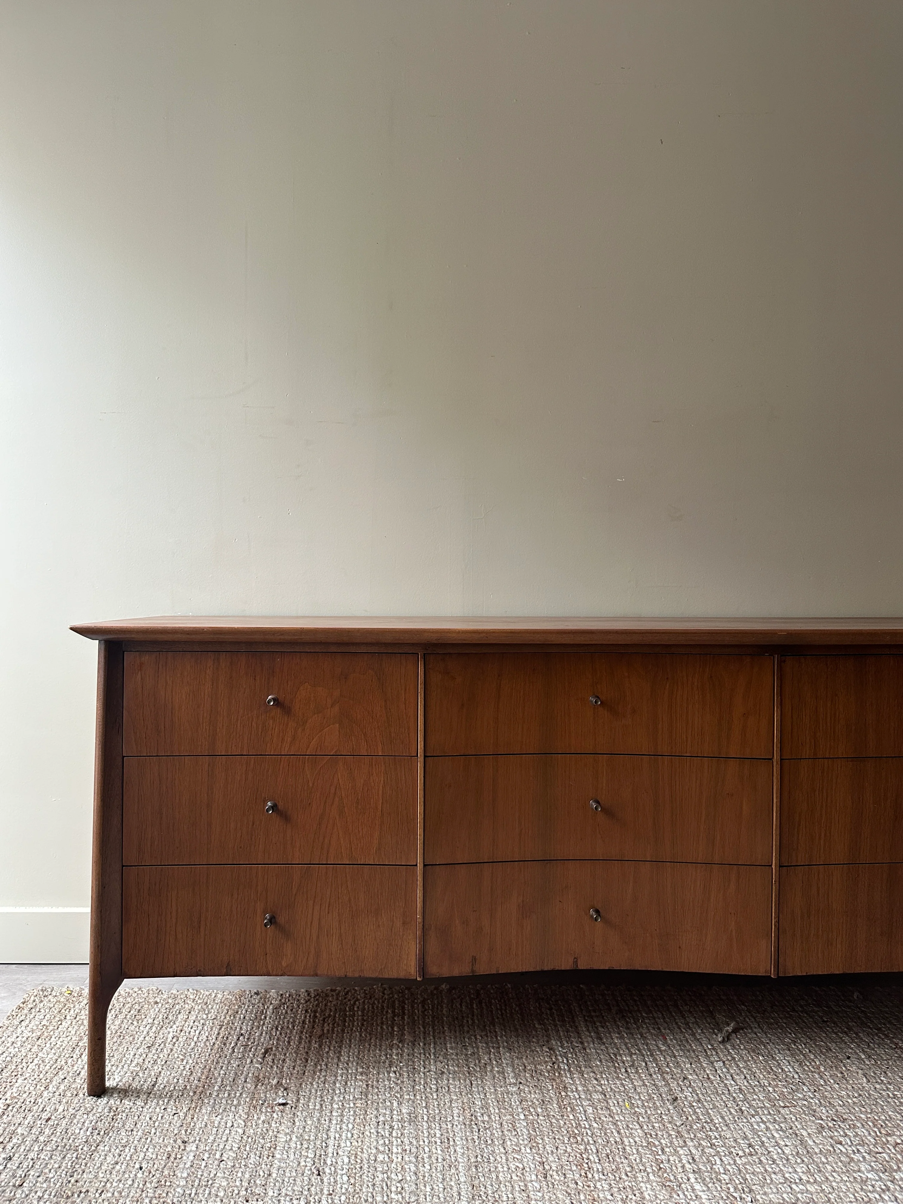 Unagusta walnut 9 drawer dresser - Image 3