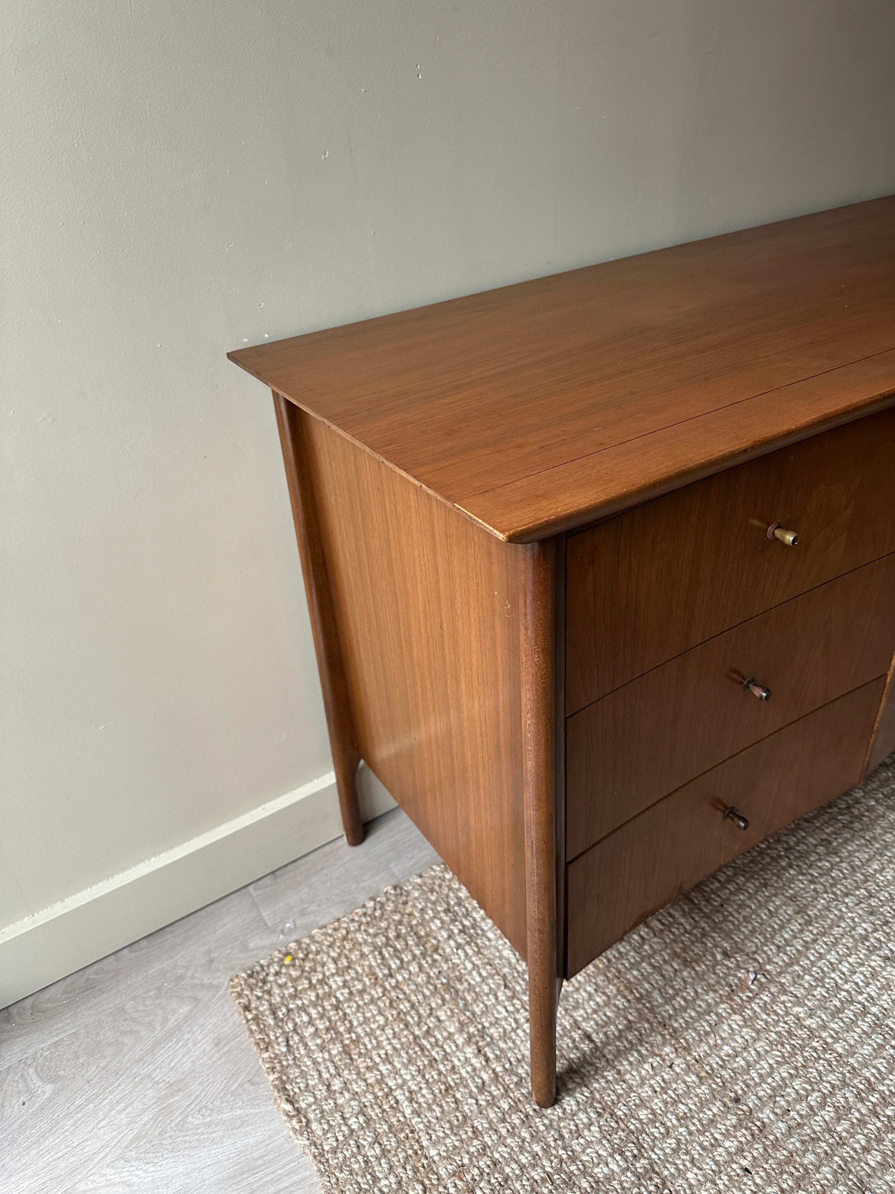 Unagusta walnut 9 drawer dresser - Image 4