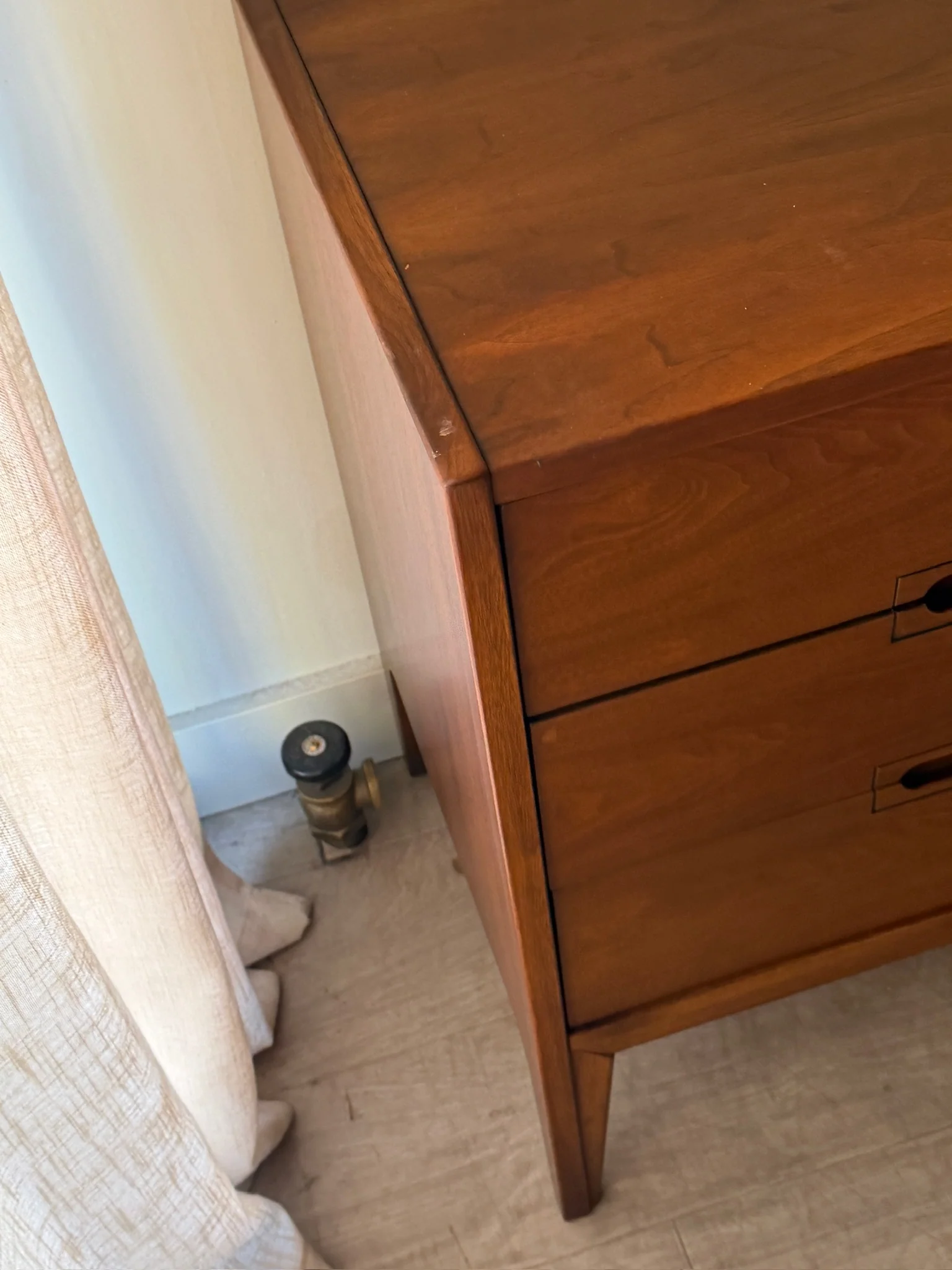 United walnut 9 drawer dresser - Image 4