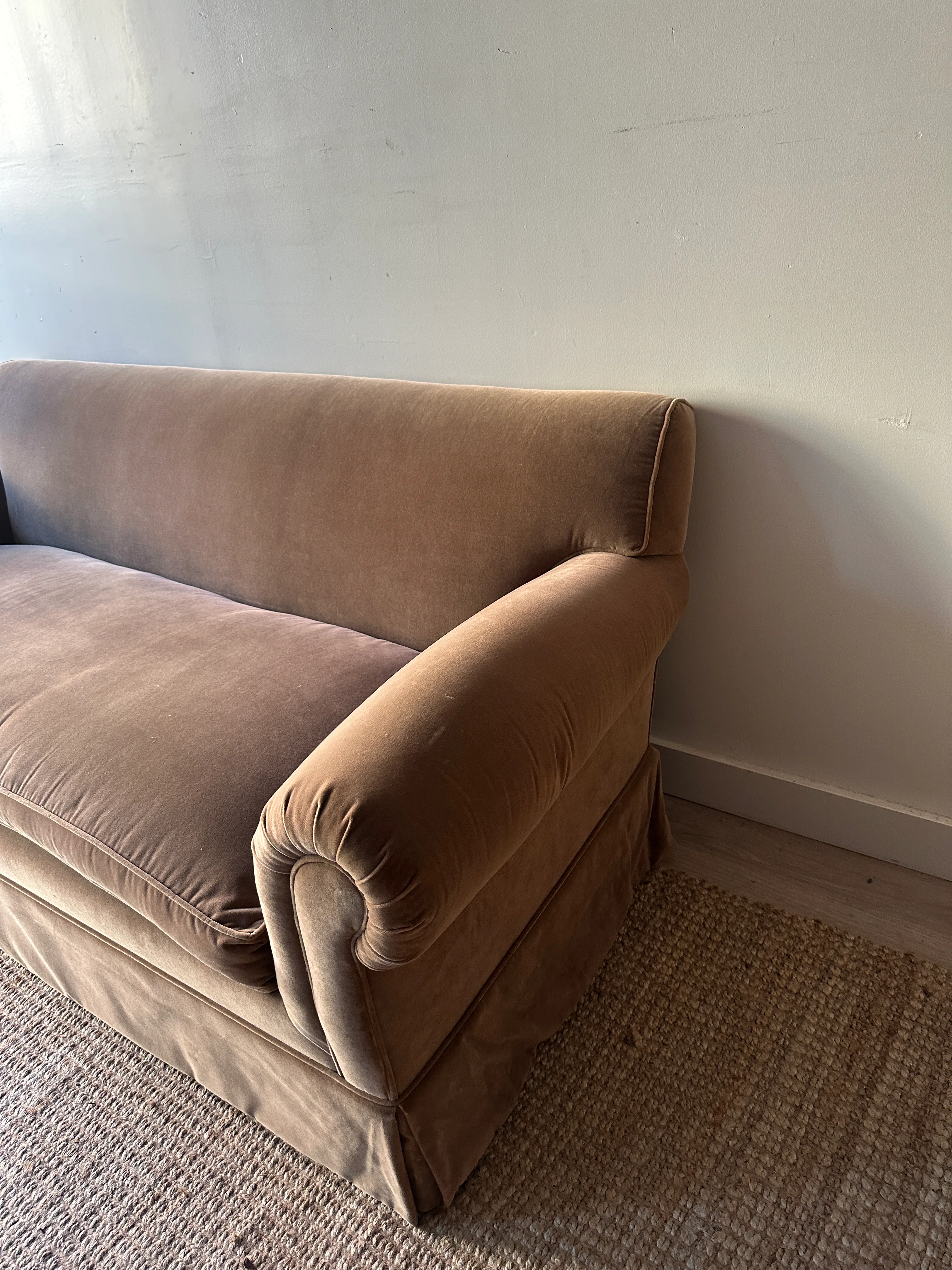 Velvet sofa - Image 4