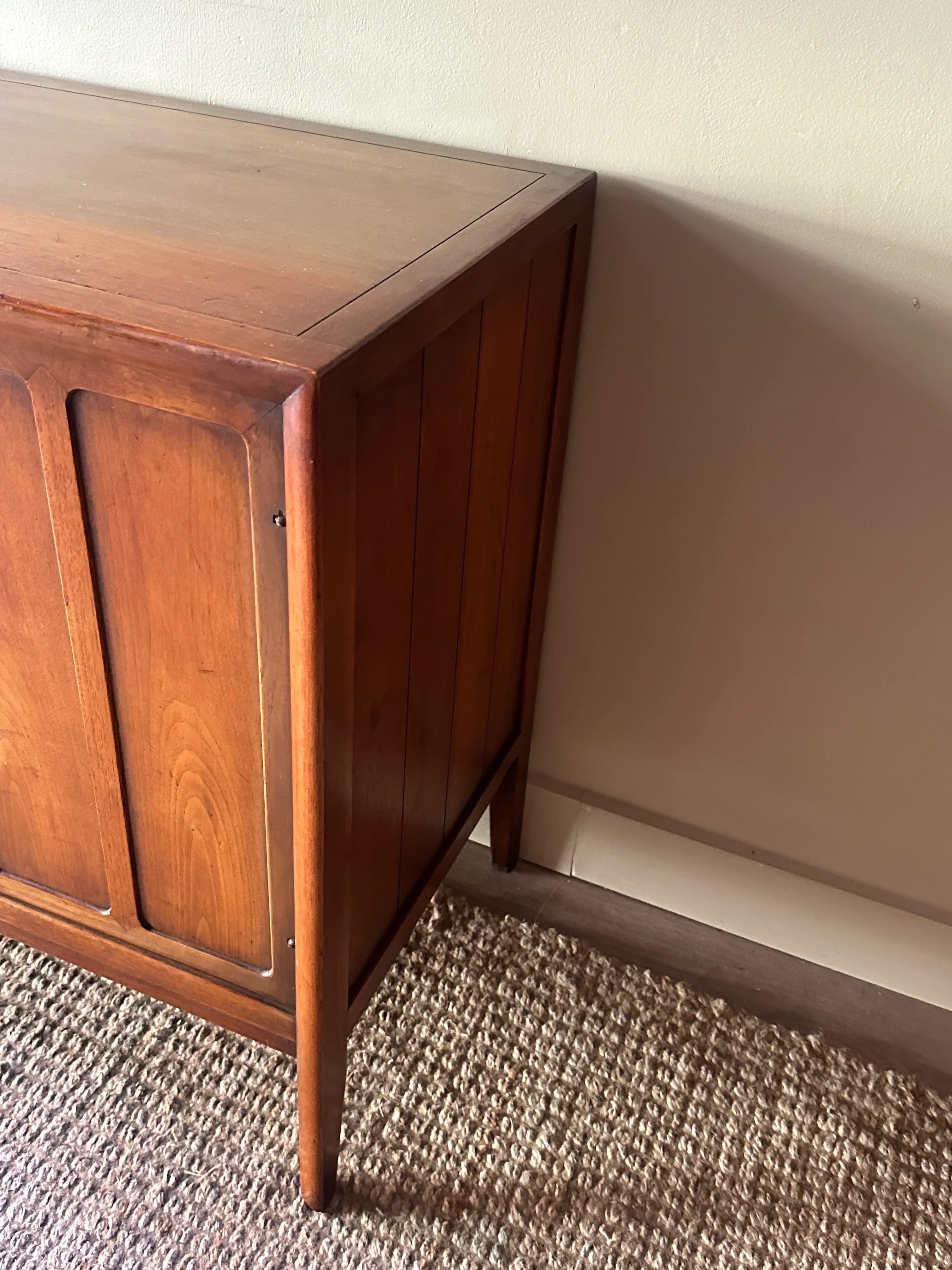 Walnut, brass knob credenza - Image 4
