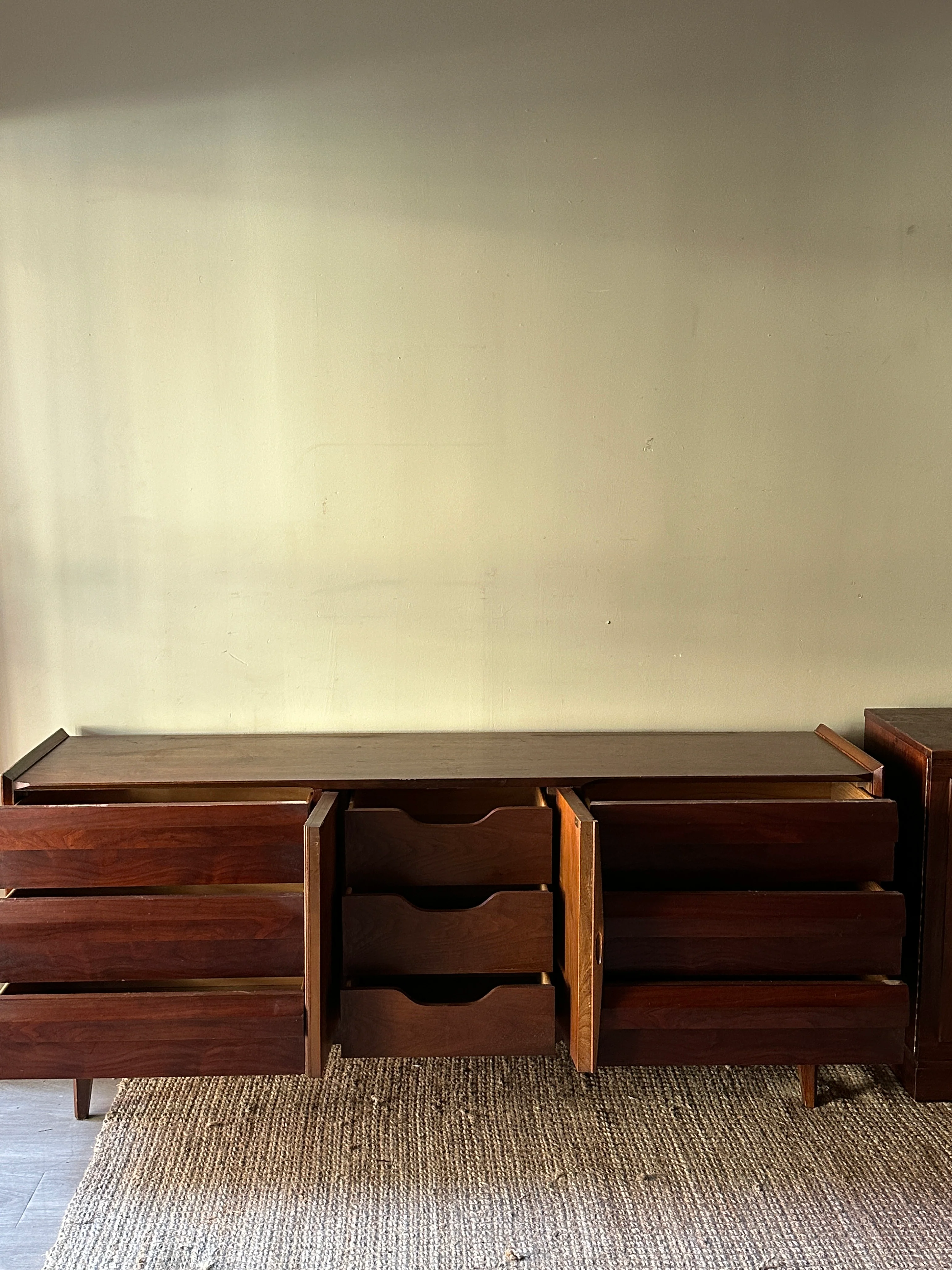 Walnut credenza with fluted doors - Image 3
