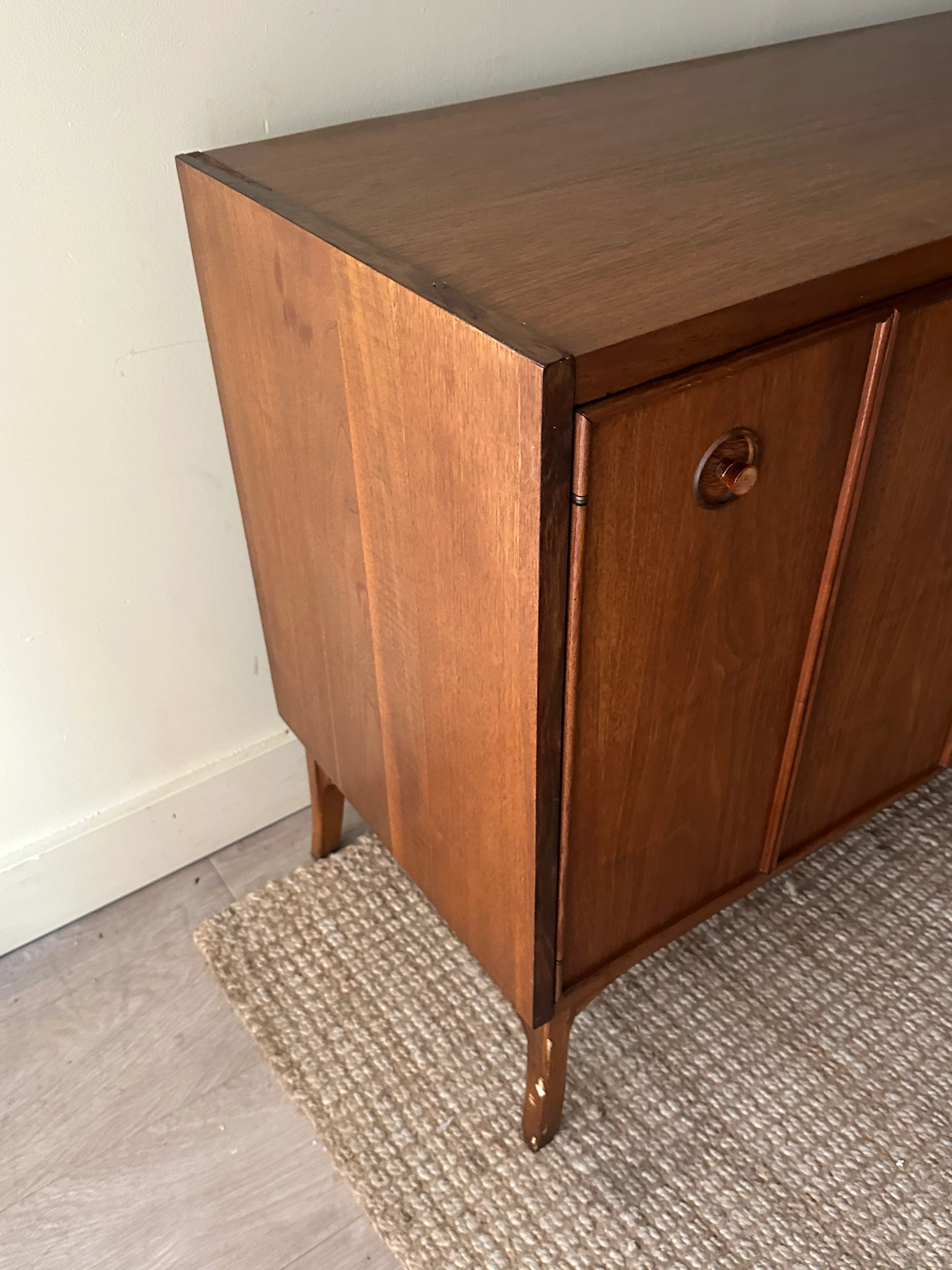 Kroehler walnut credenza - Image 3