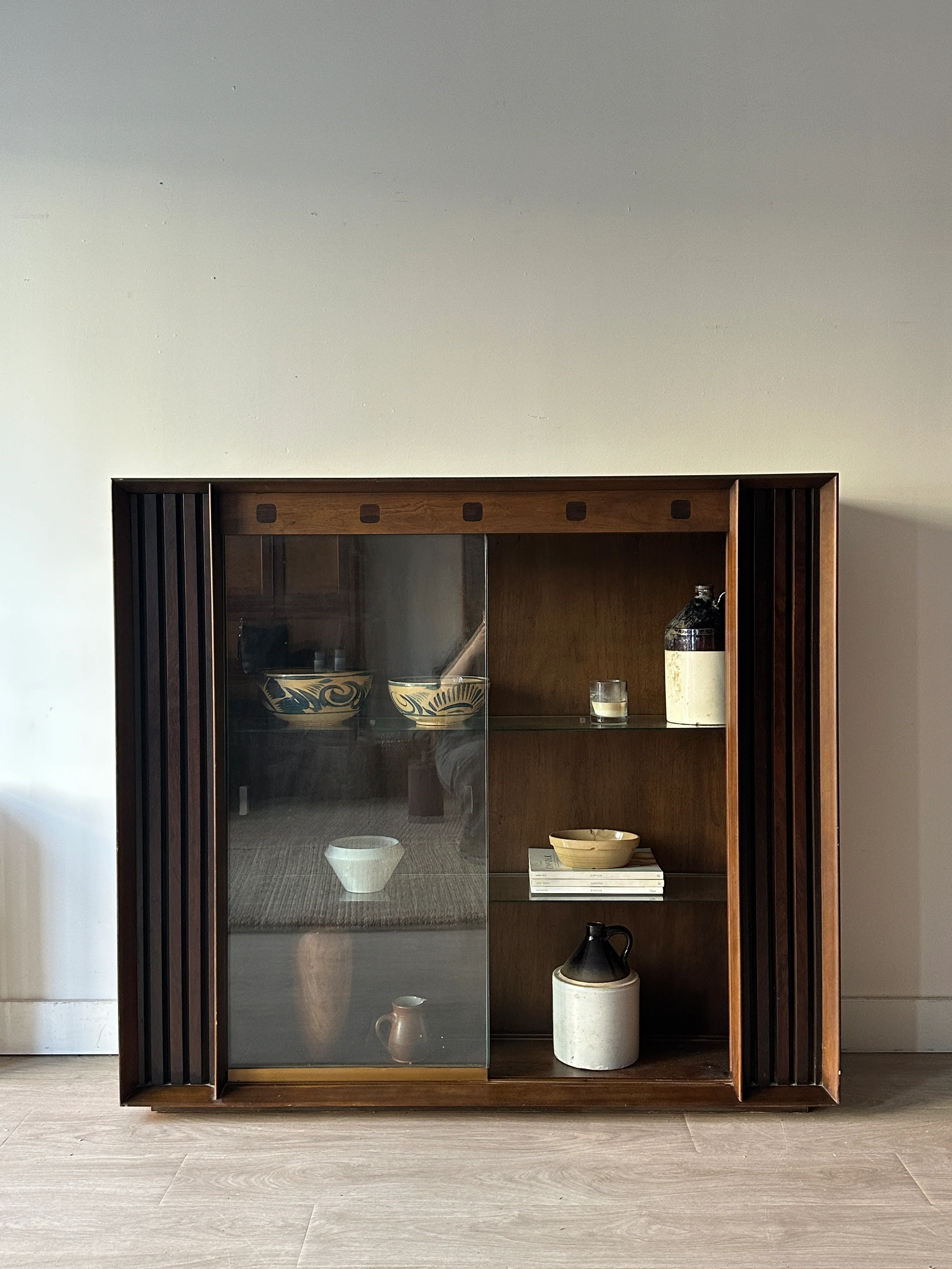 Walnut display case - Image 7