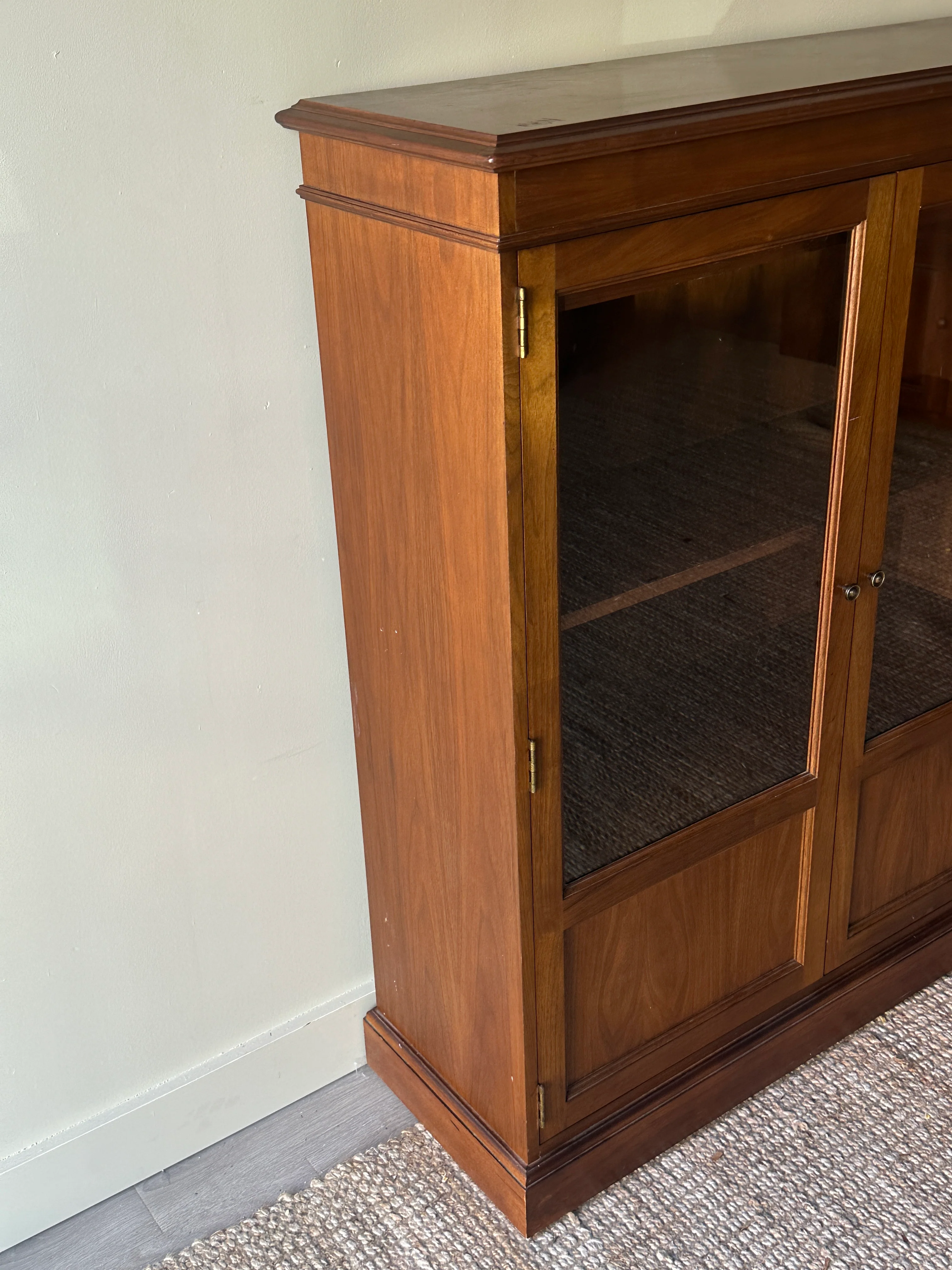 Walnut display case - Image 2