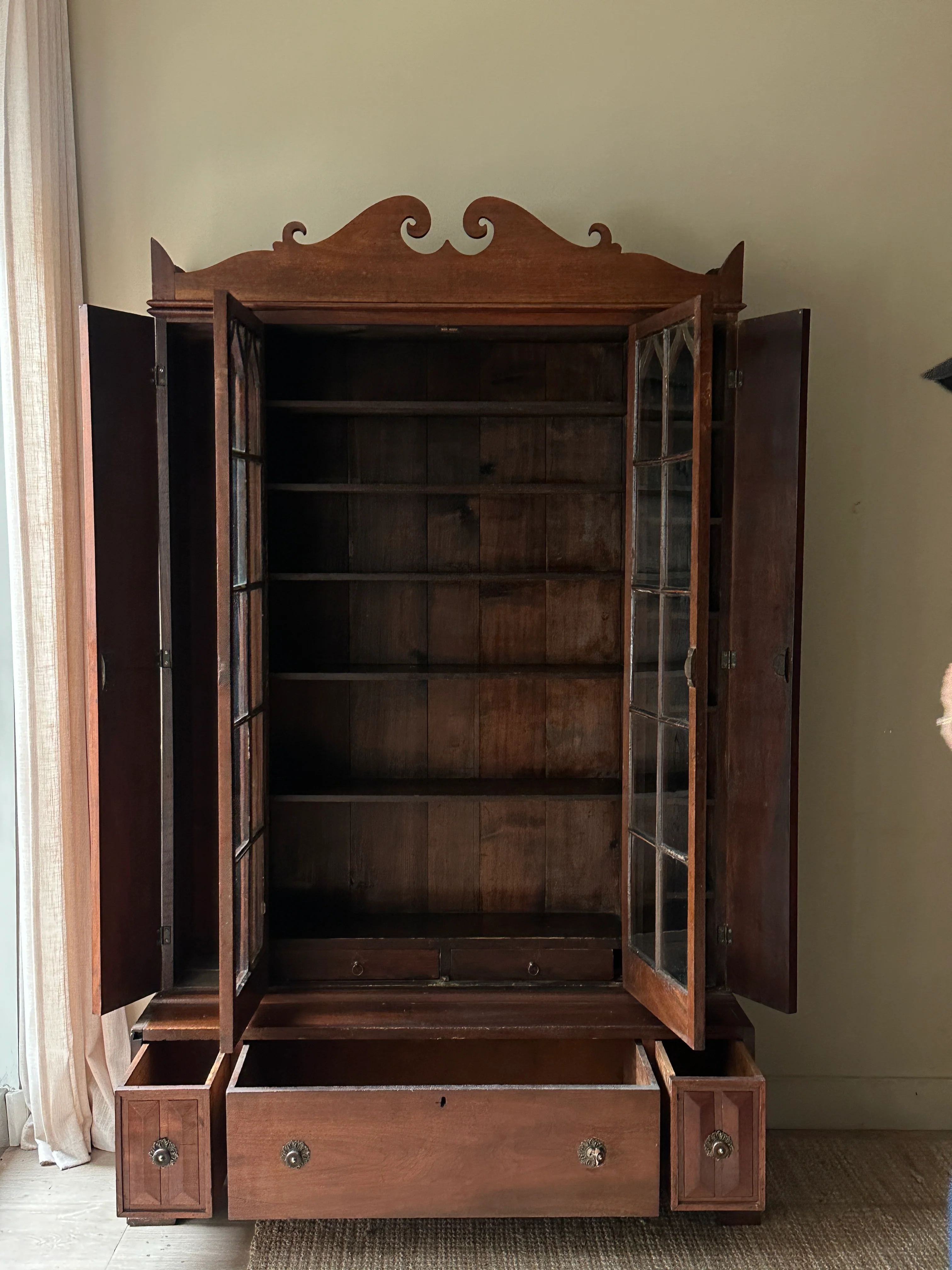 Walnut display case - Image 4