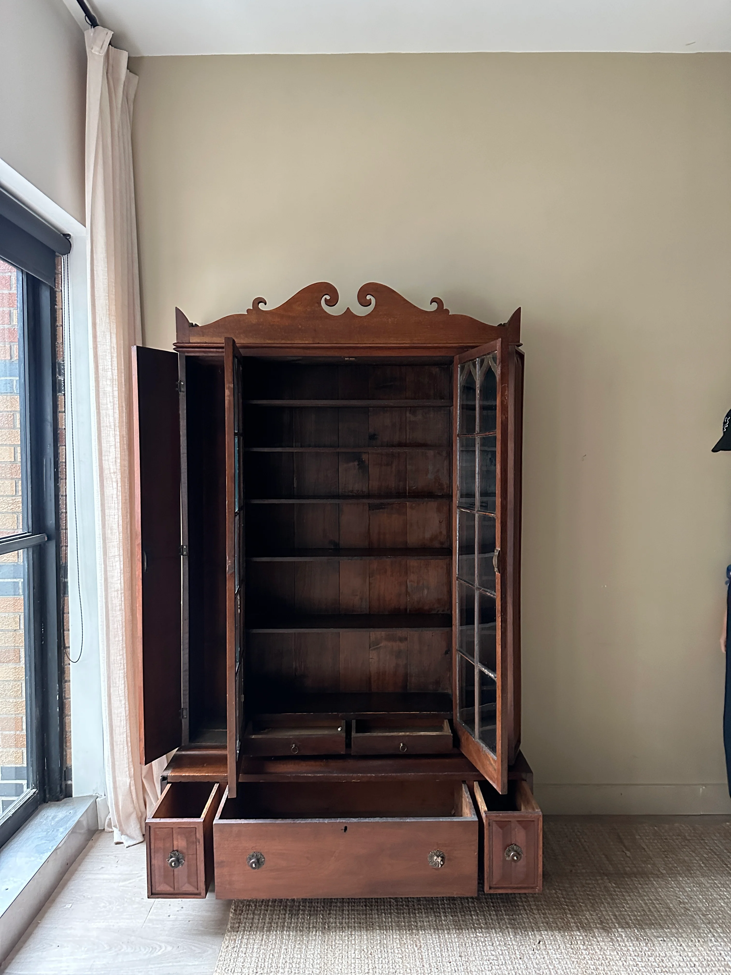 Walnut display case - Image 5