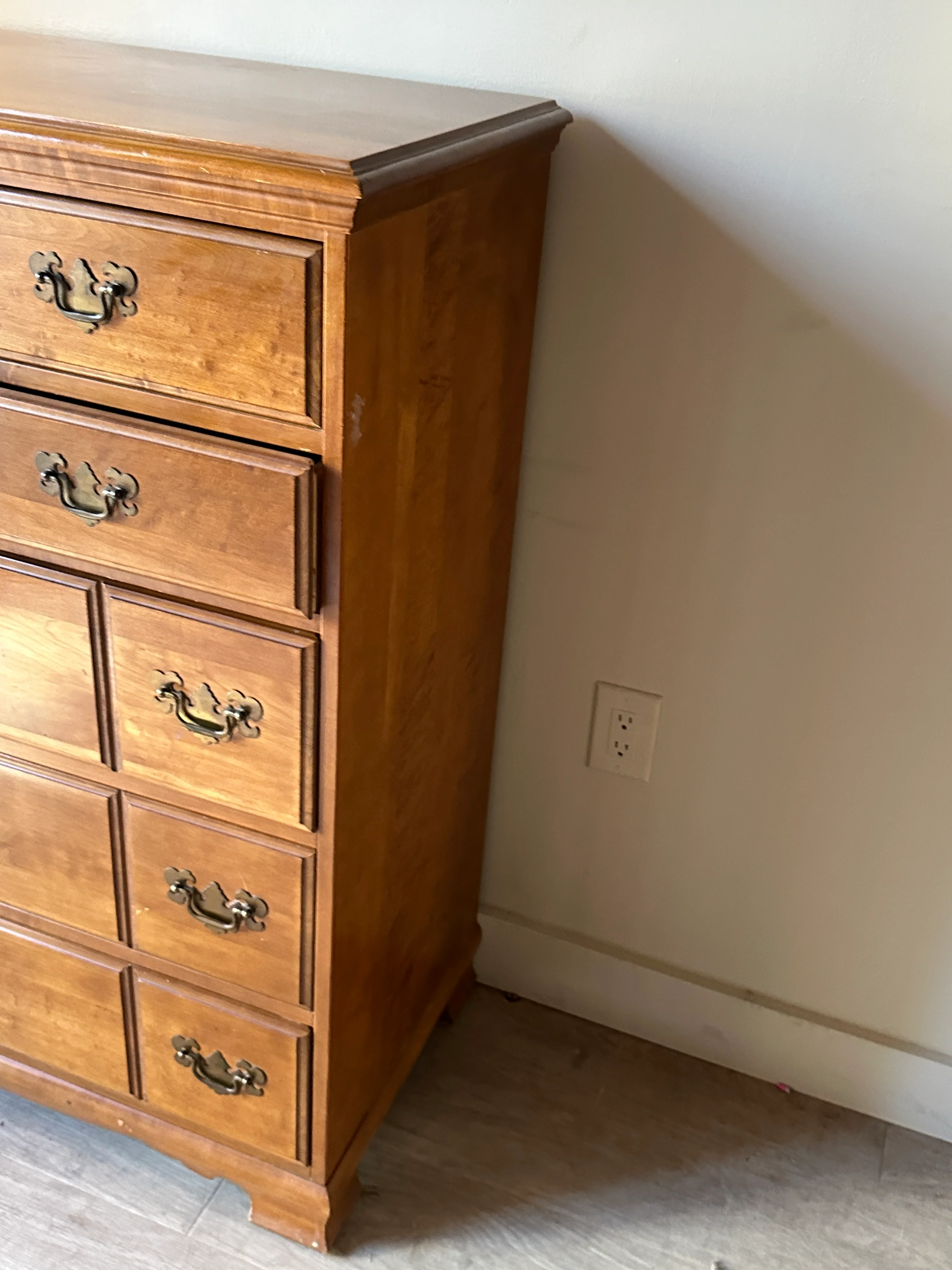 Cherry dresser with brass handles - Image 4