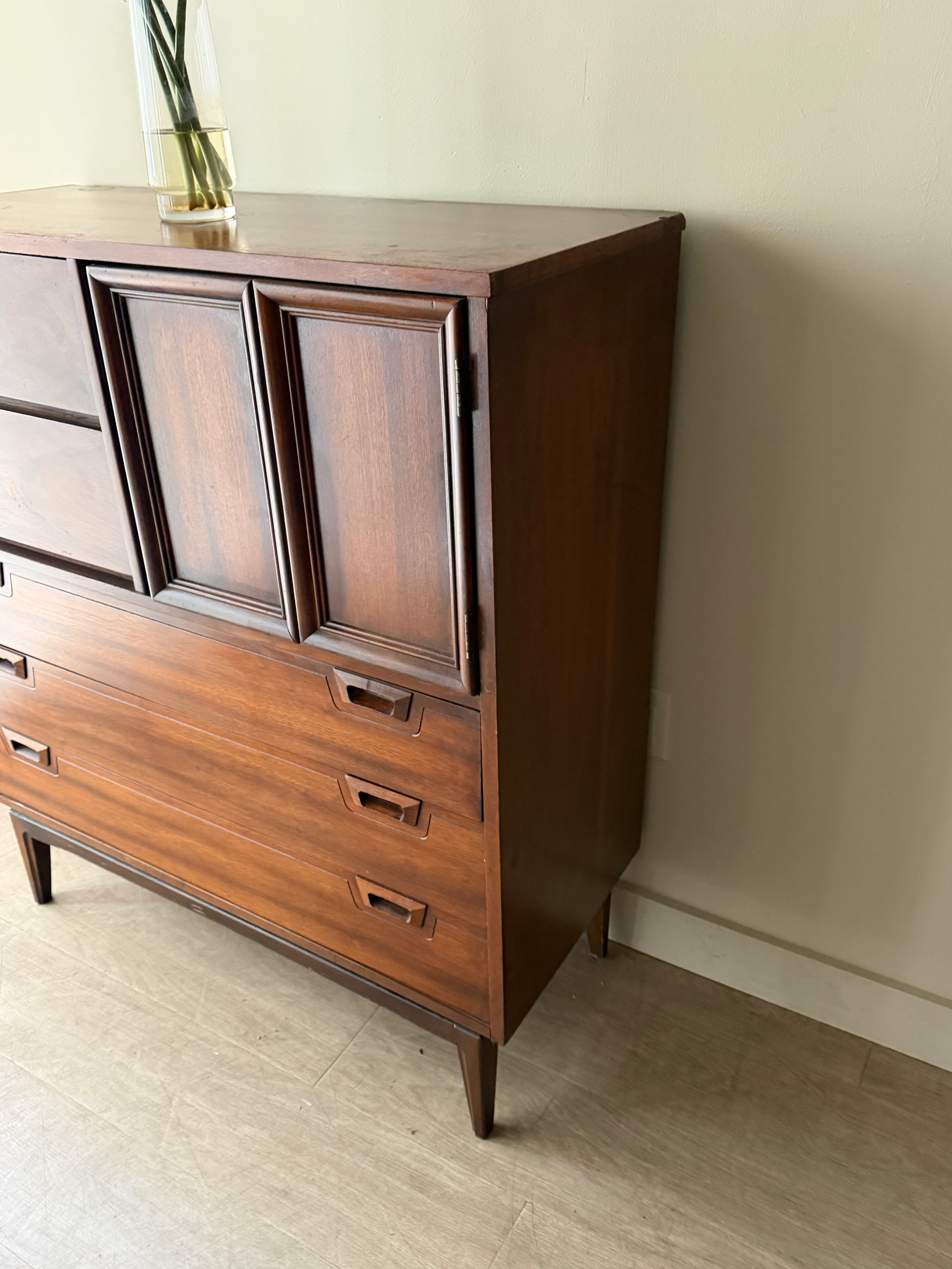 Walnut gentlemen’s dresser - Image 4