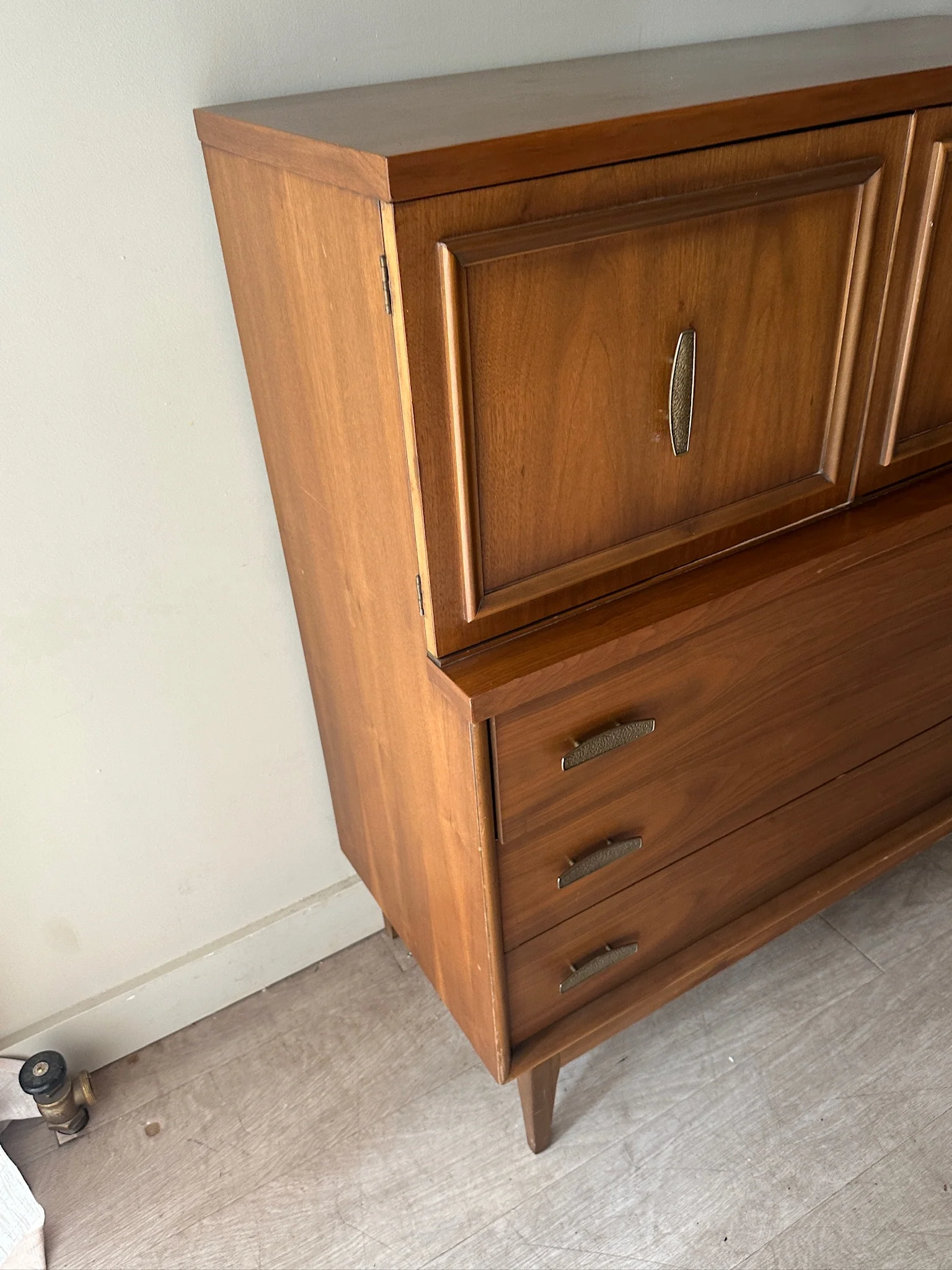 Walnut gentlemen’s dresser - Image 2