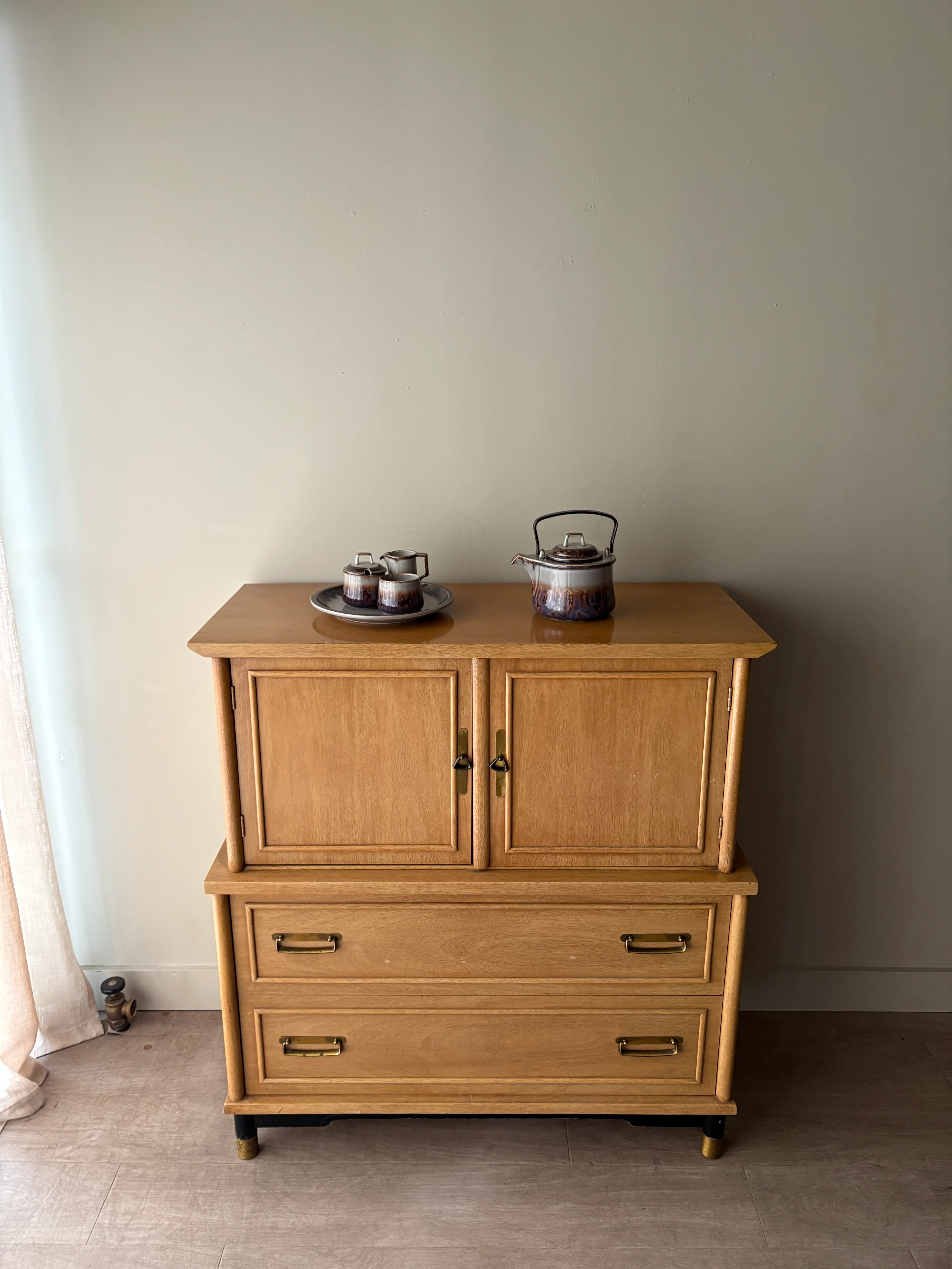 Walnut gentlemen’s dresser - Image 2