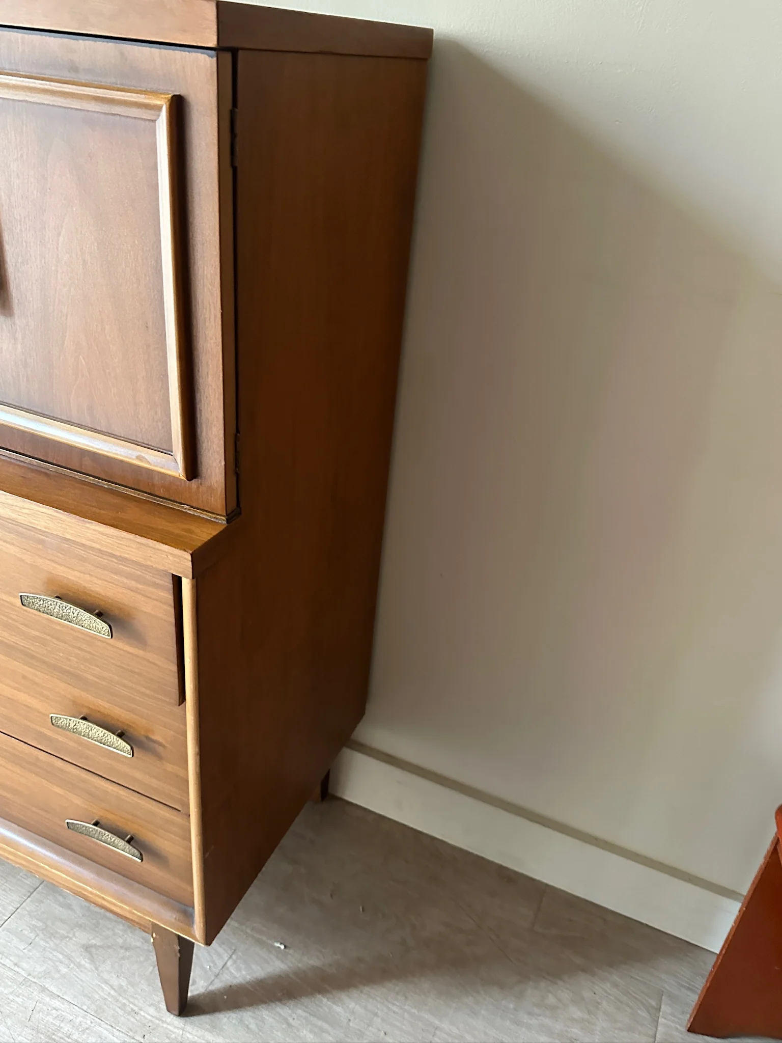 Walnut gentlemen’s dresser - Image 3