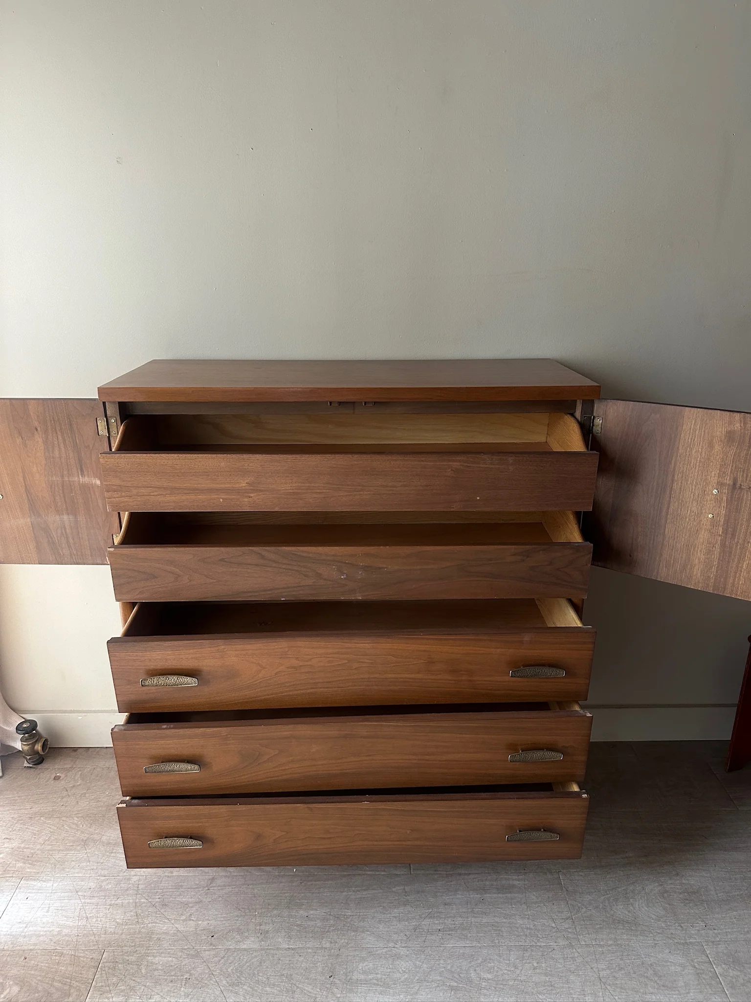 Walnut gentlemen’s dresser - Image 4