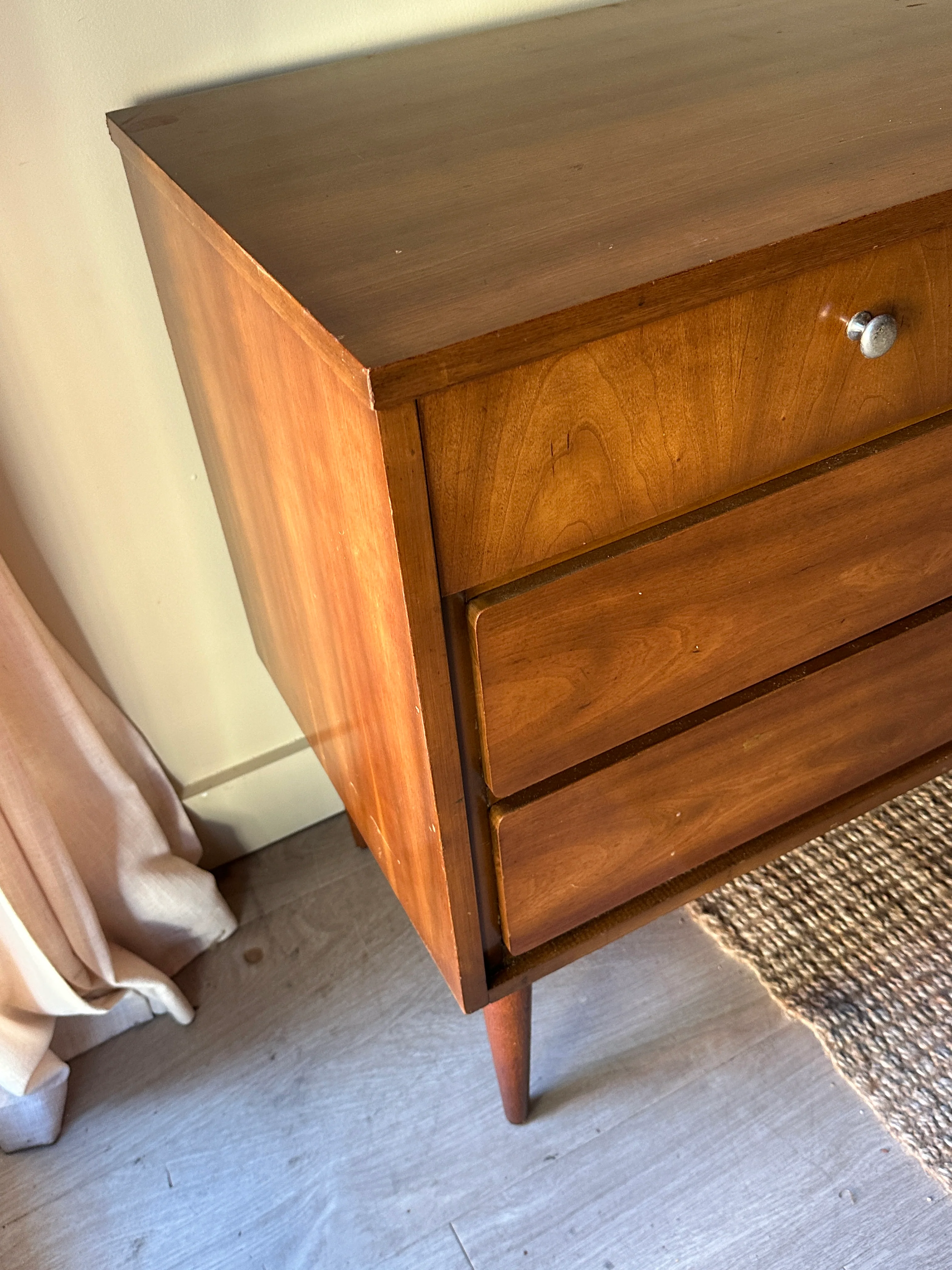 Walnut nine drawer, chrome knob dresser - Image 3