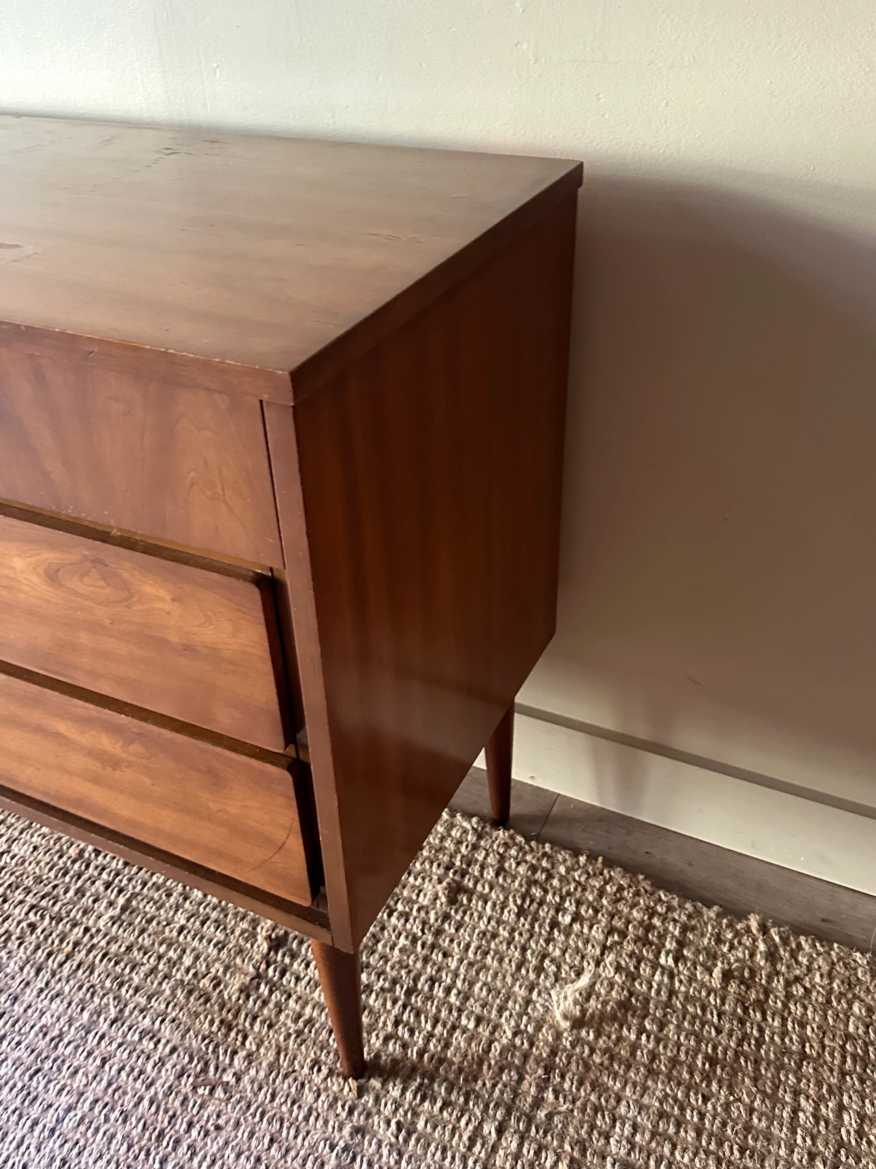 Walnut nine drawer, chrome knob dresser - Image 4