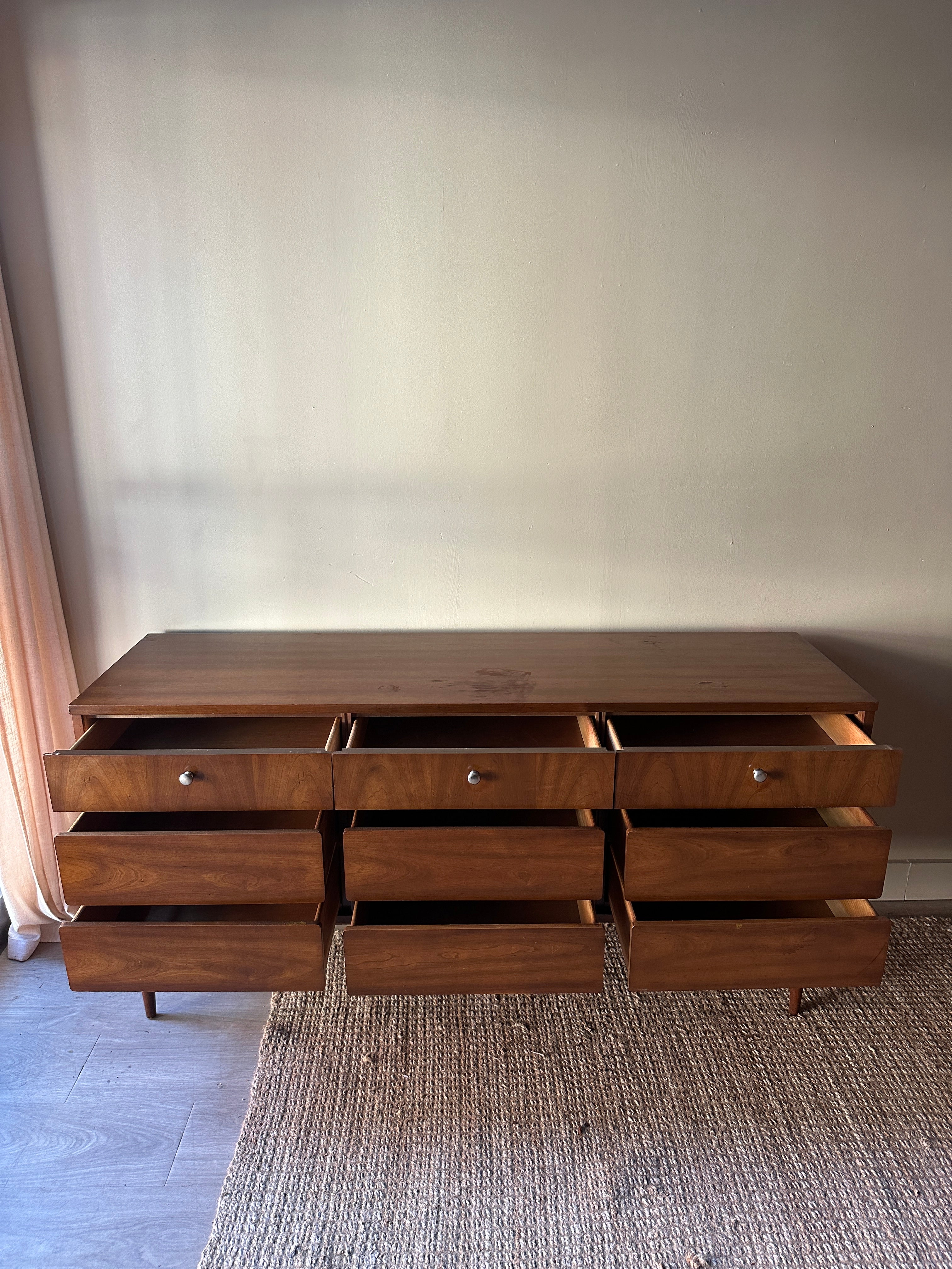 Walnut nine drawer, chrome knob dresser - Image 5