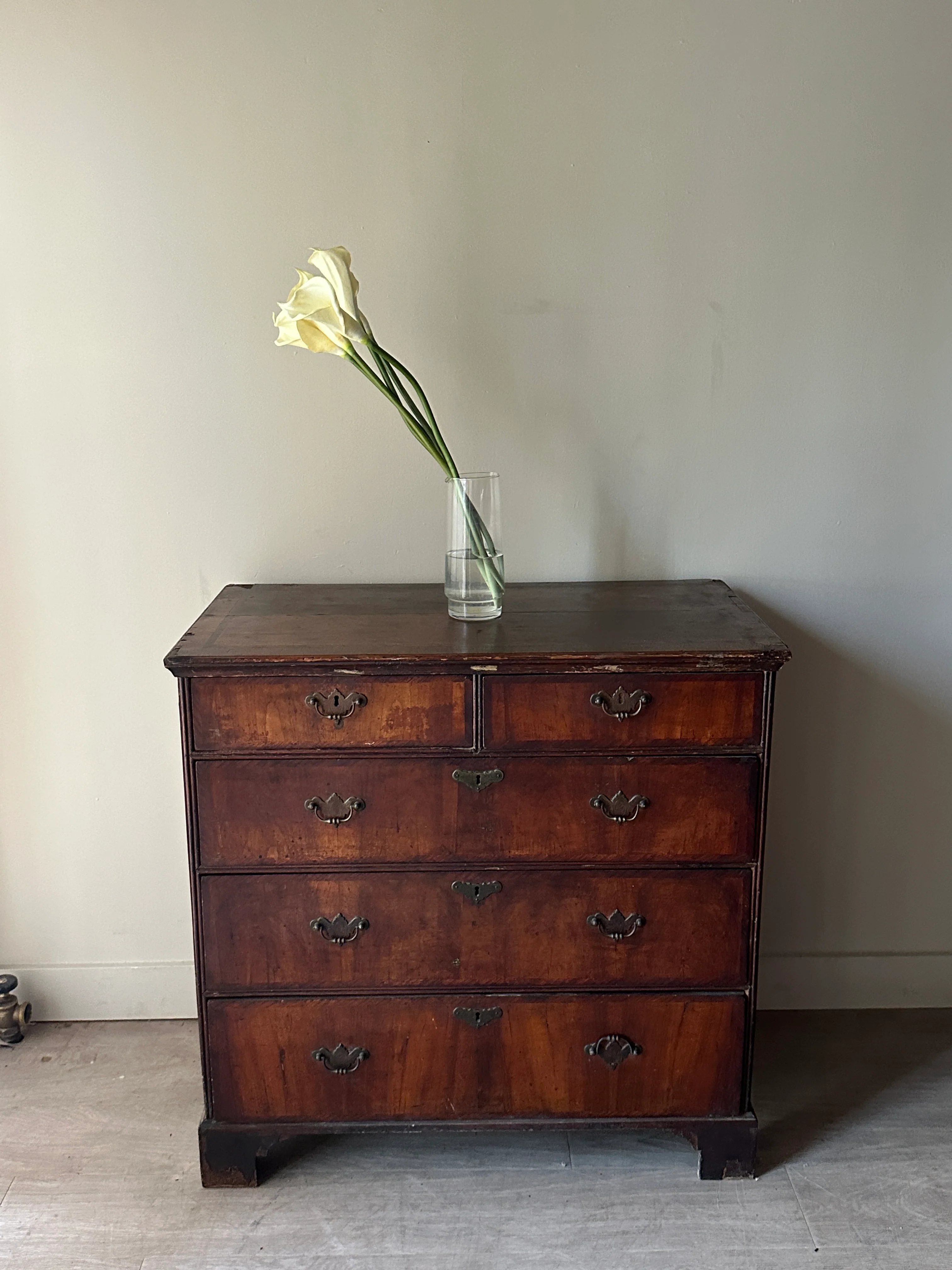 William and Mary cross banded walnut dresser - Image 2