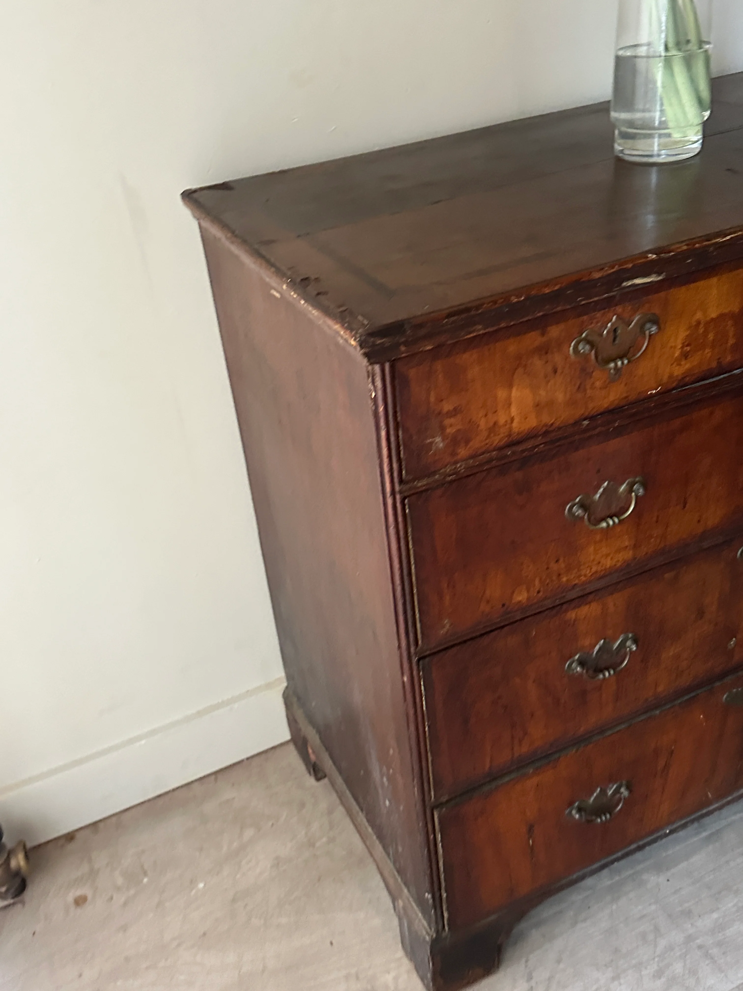 William and Mary cross banded walnut dresser - Image 3