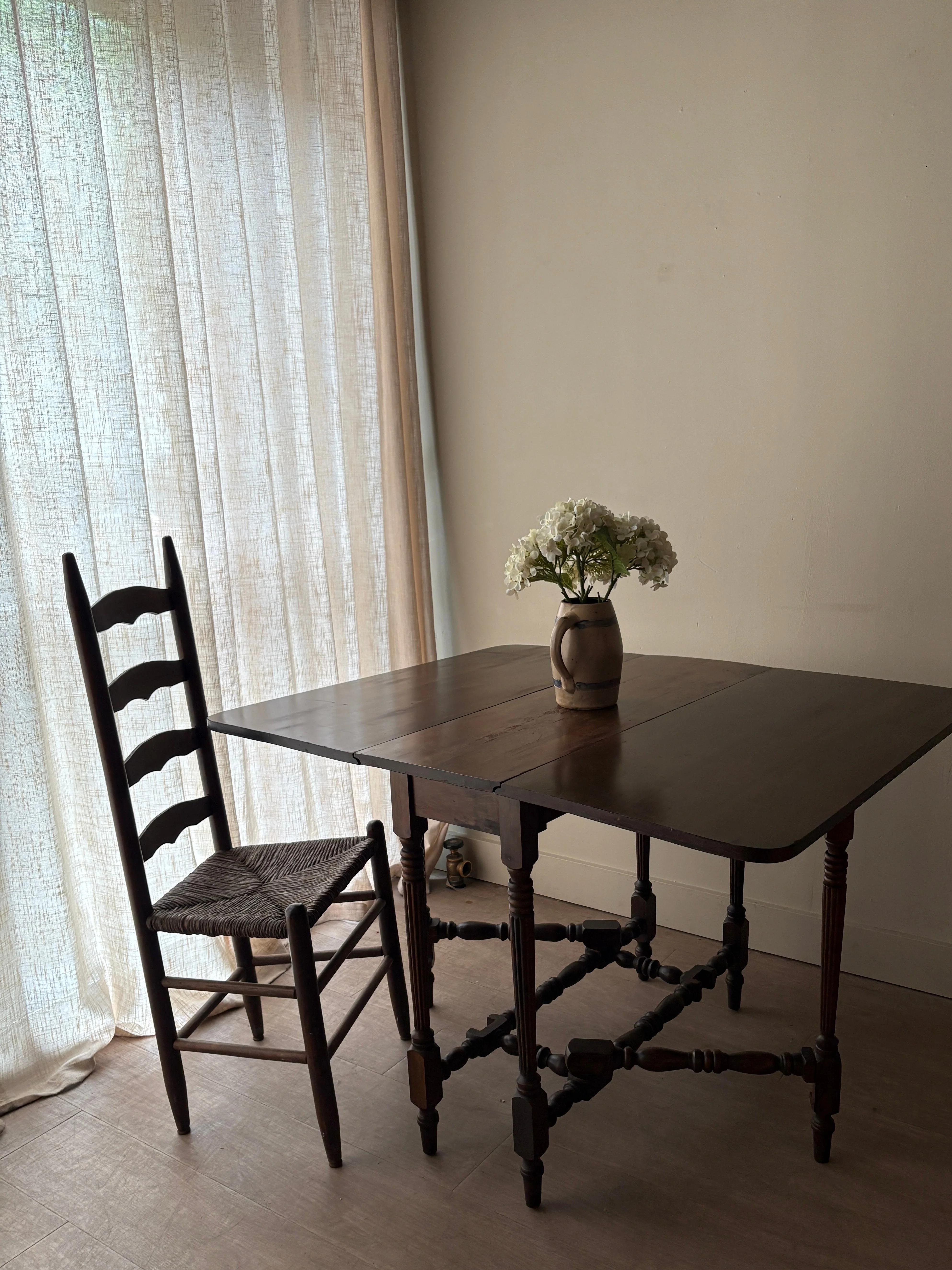 William & Mary oak gate leg dining table - Image 7