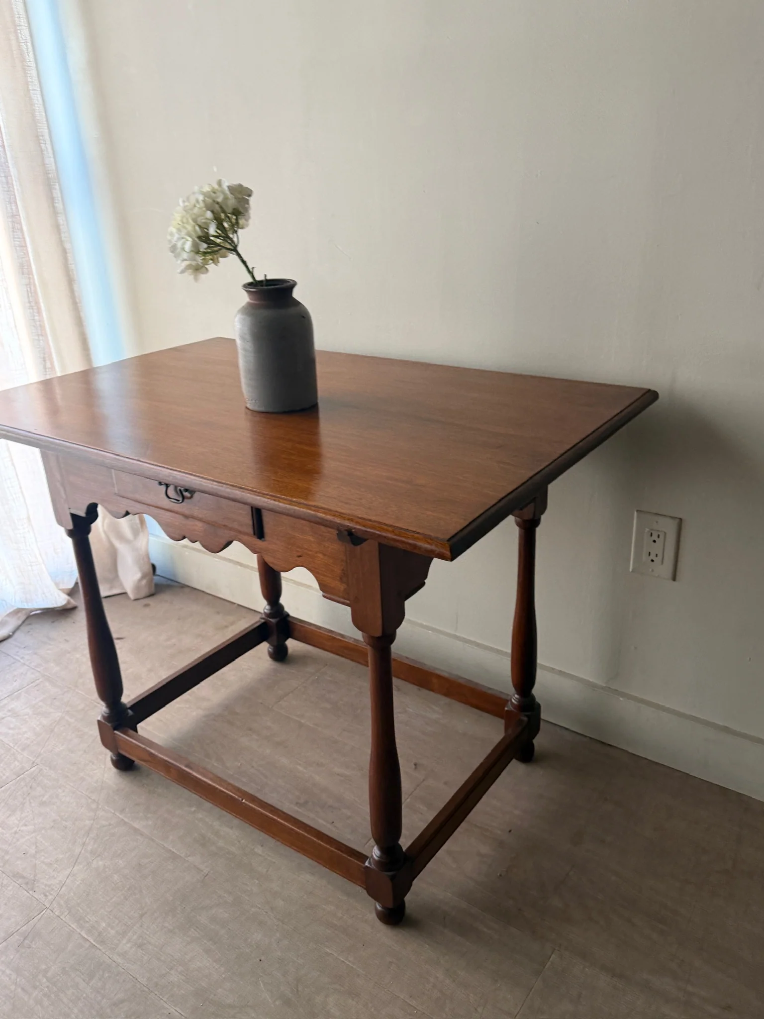 William & Mary walnut tavern table - Image 4