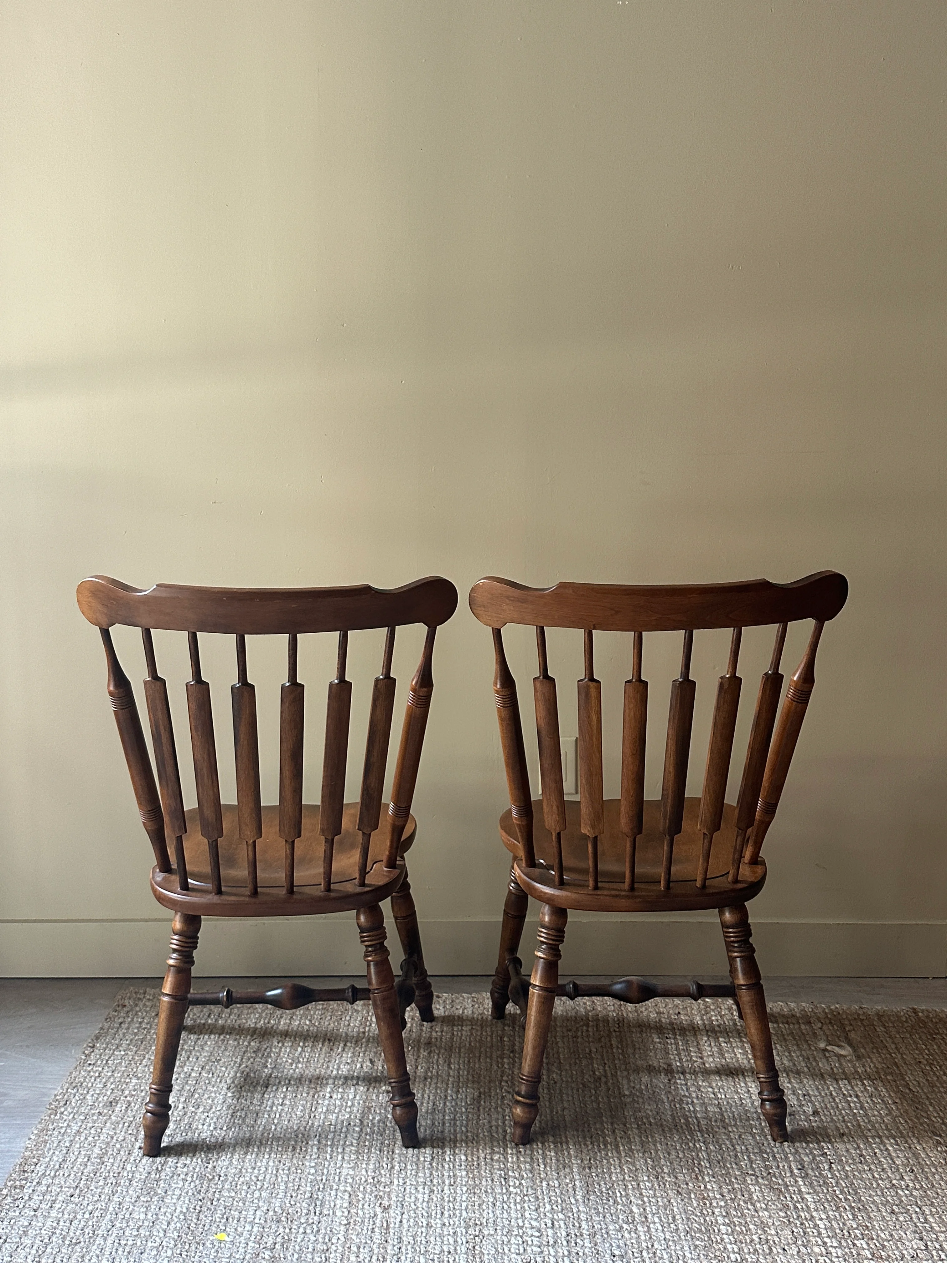 Windsor walnut chairs. Sold in pair. - Image 3
