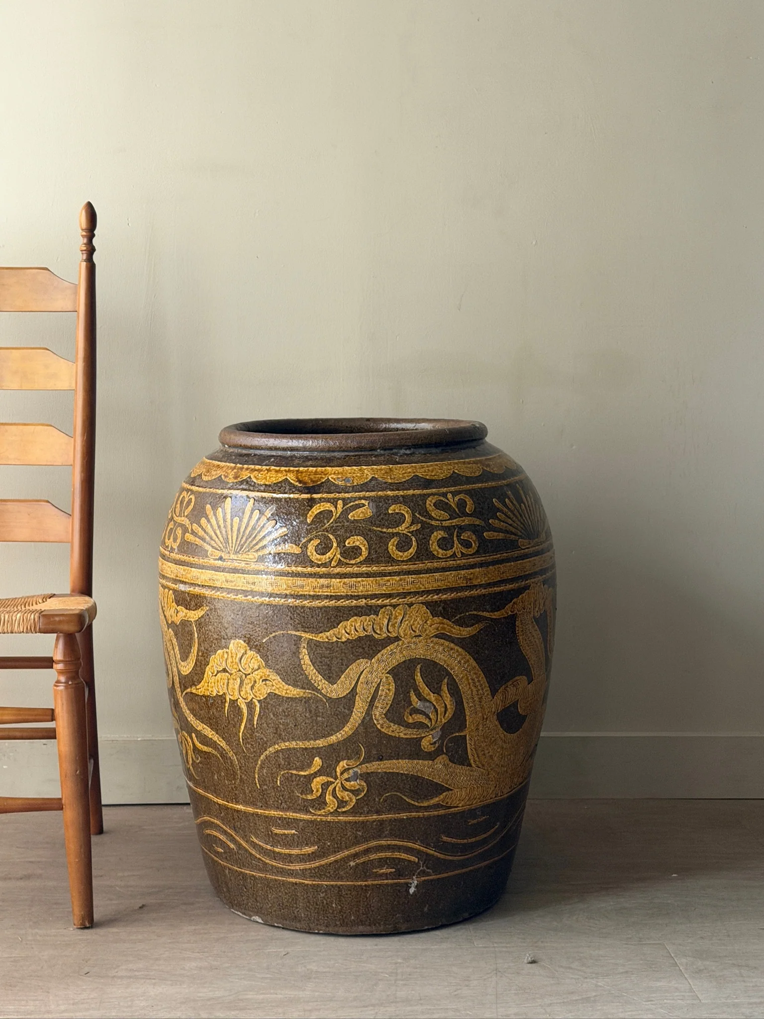 XL Chinese painted pot - Image 3